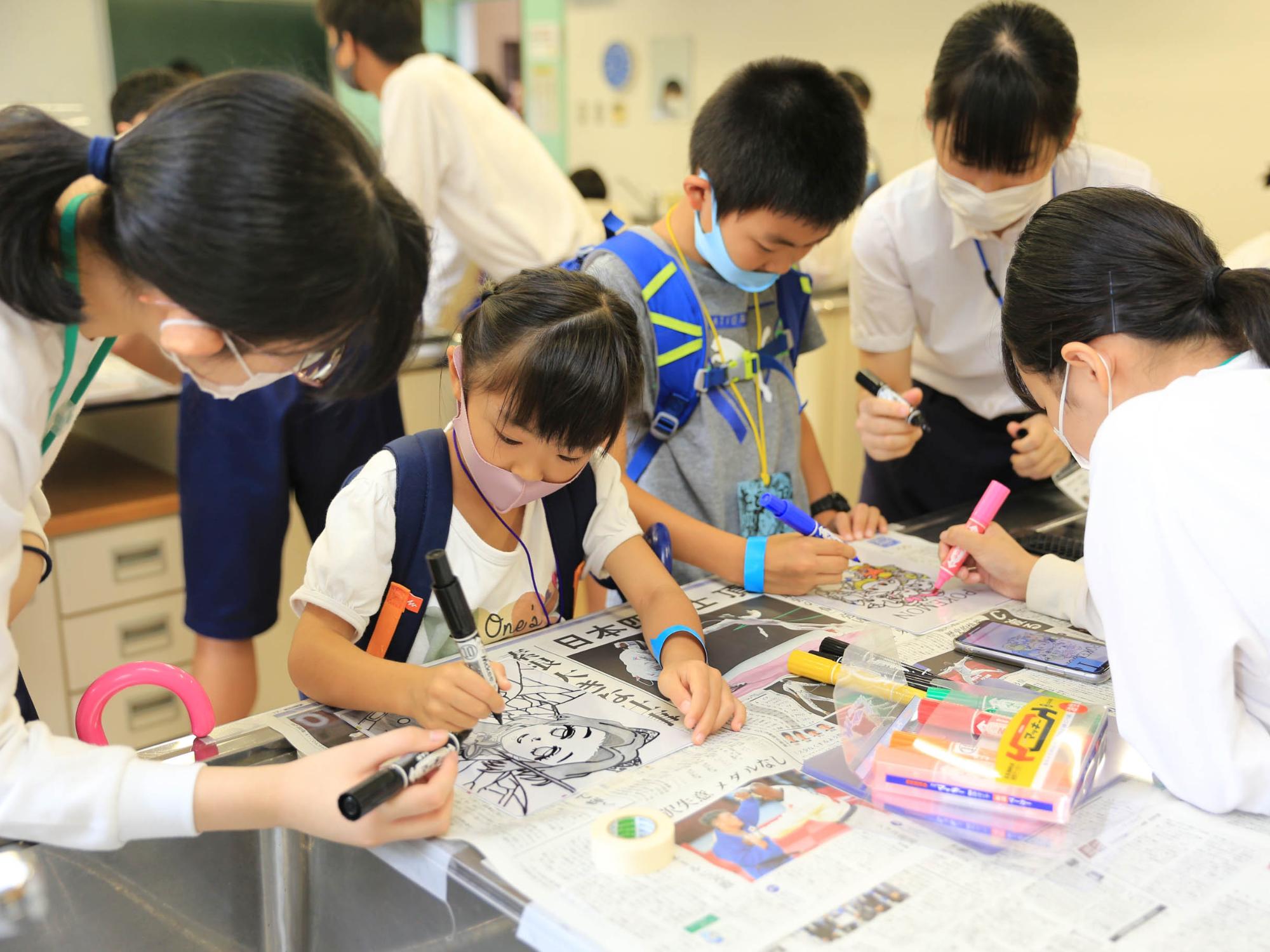 こどもフェスタで写し絵の下敷きを制作する子ども