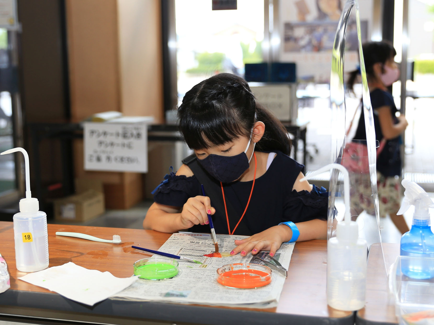 こどもフェスタでスケルトンリーフの栞を制作する子ども