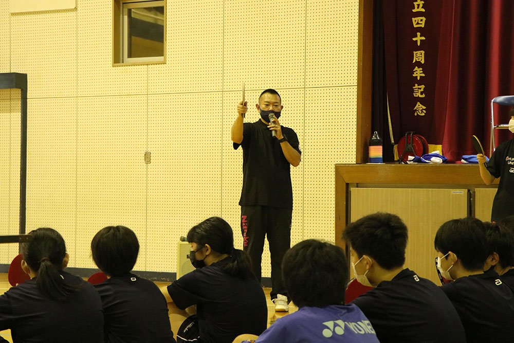 グリップ（ラケットの握り方）を説明する講師の横谷淳氏