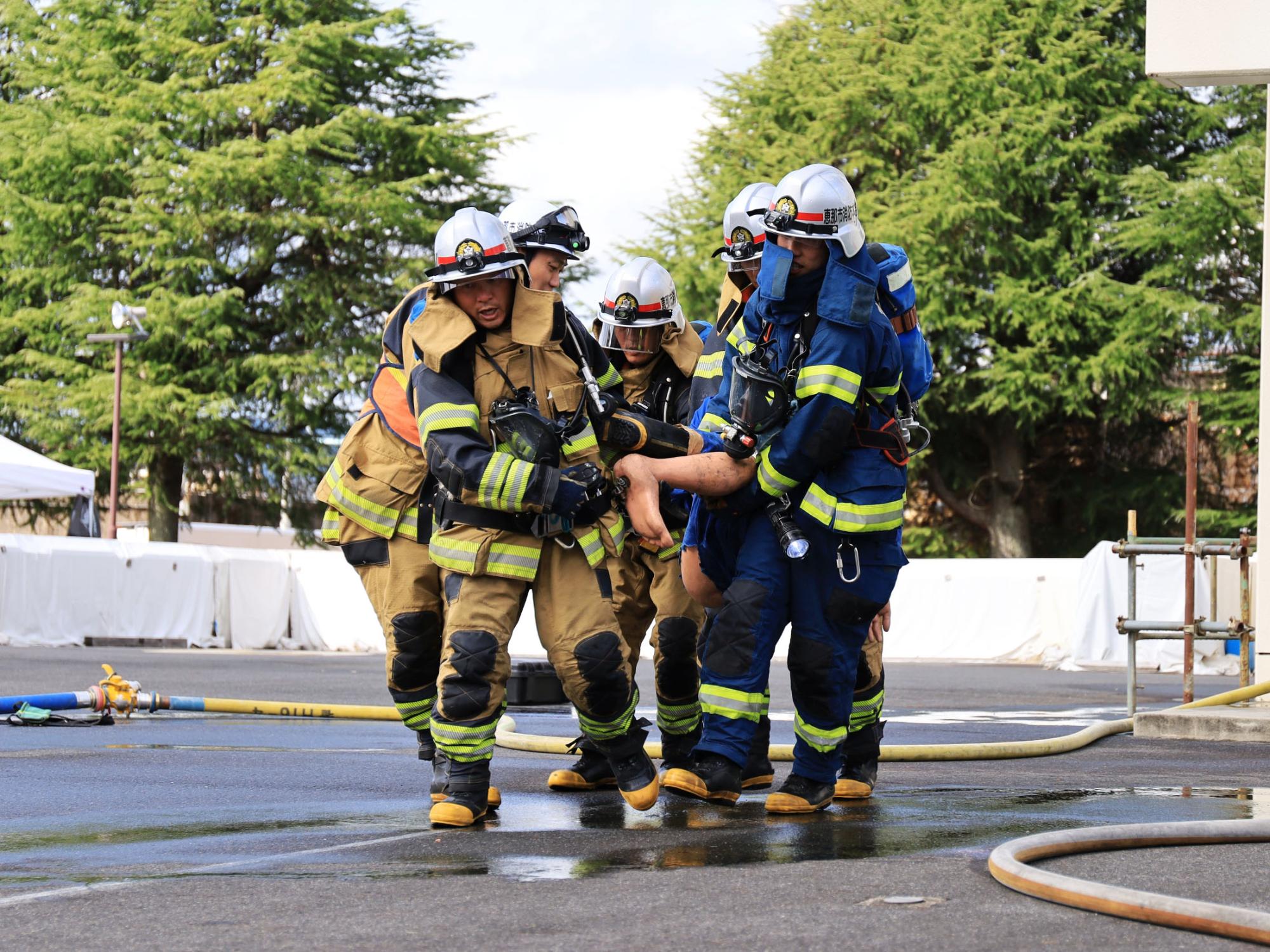 訓練の成果を発表する消防隊