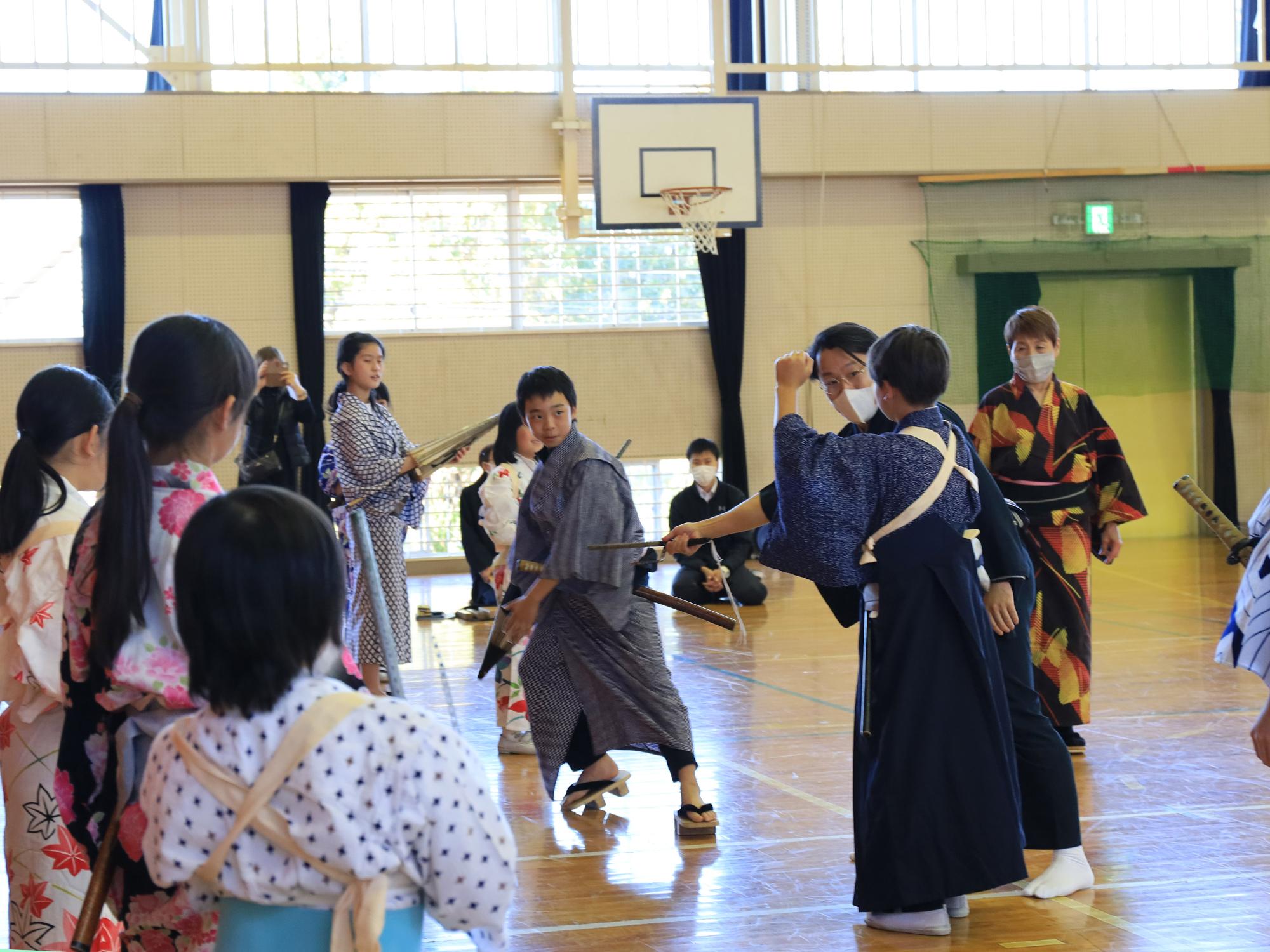 子どもたちに歌舞伎の指導をする中村さん2
