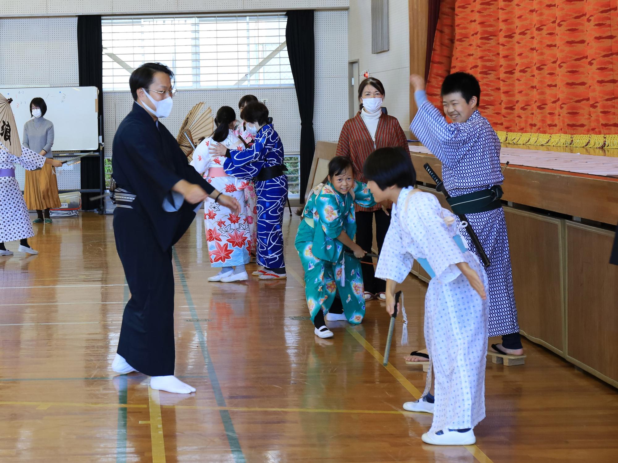 子どもたちに歌舞伎の指導をする中村さん3