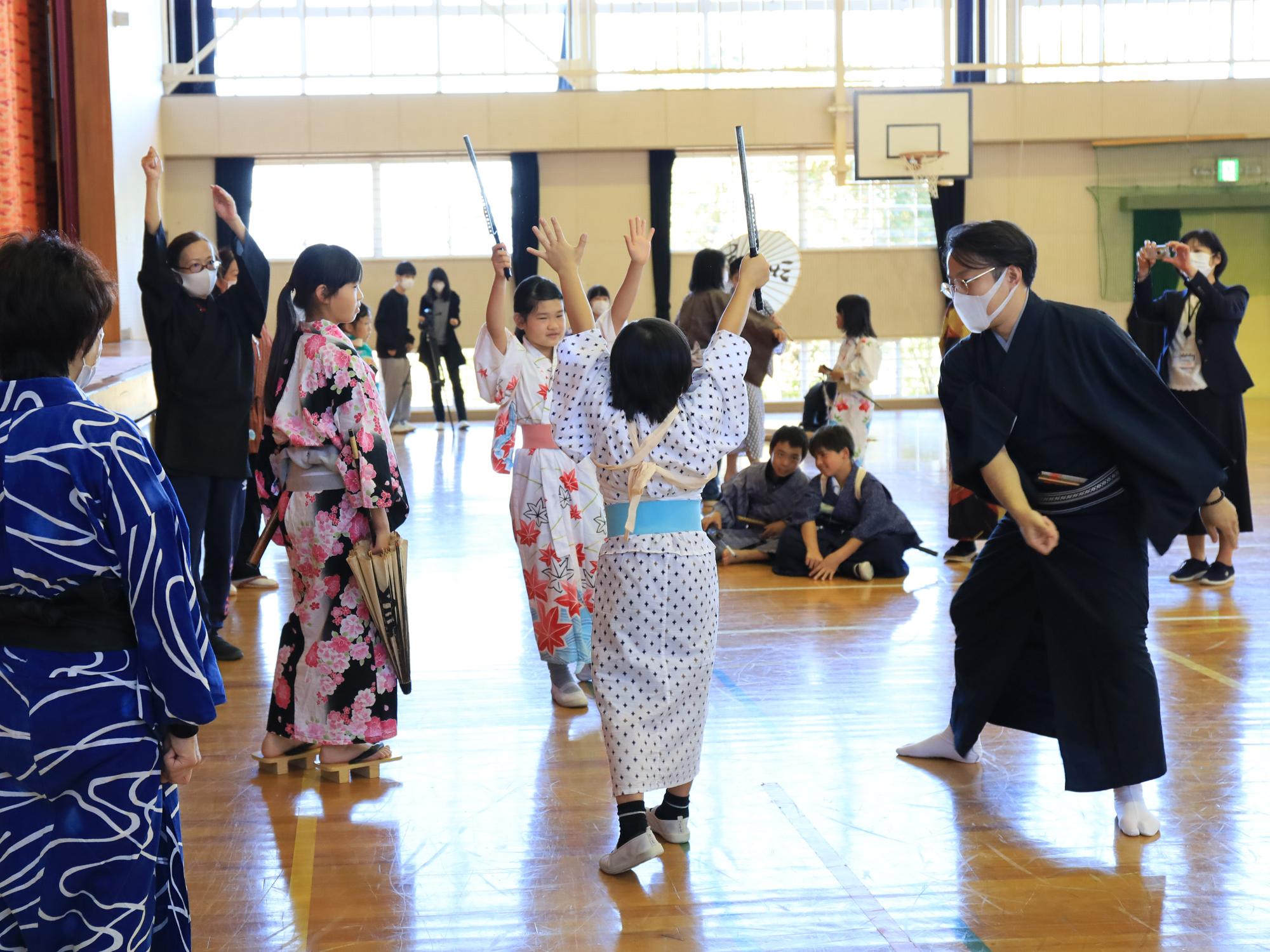 子どもたちに歌舞伎の指導をする中村さん1
