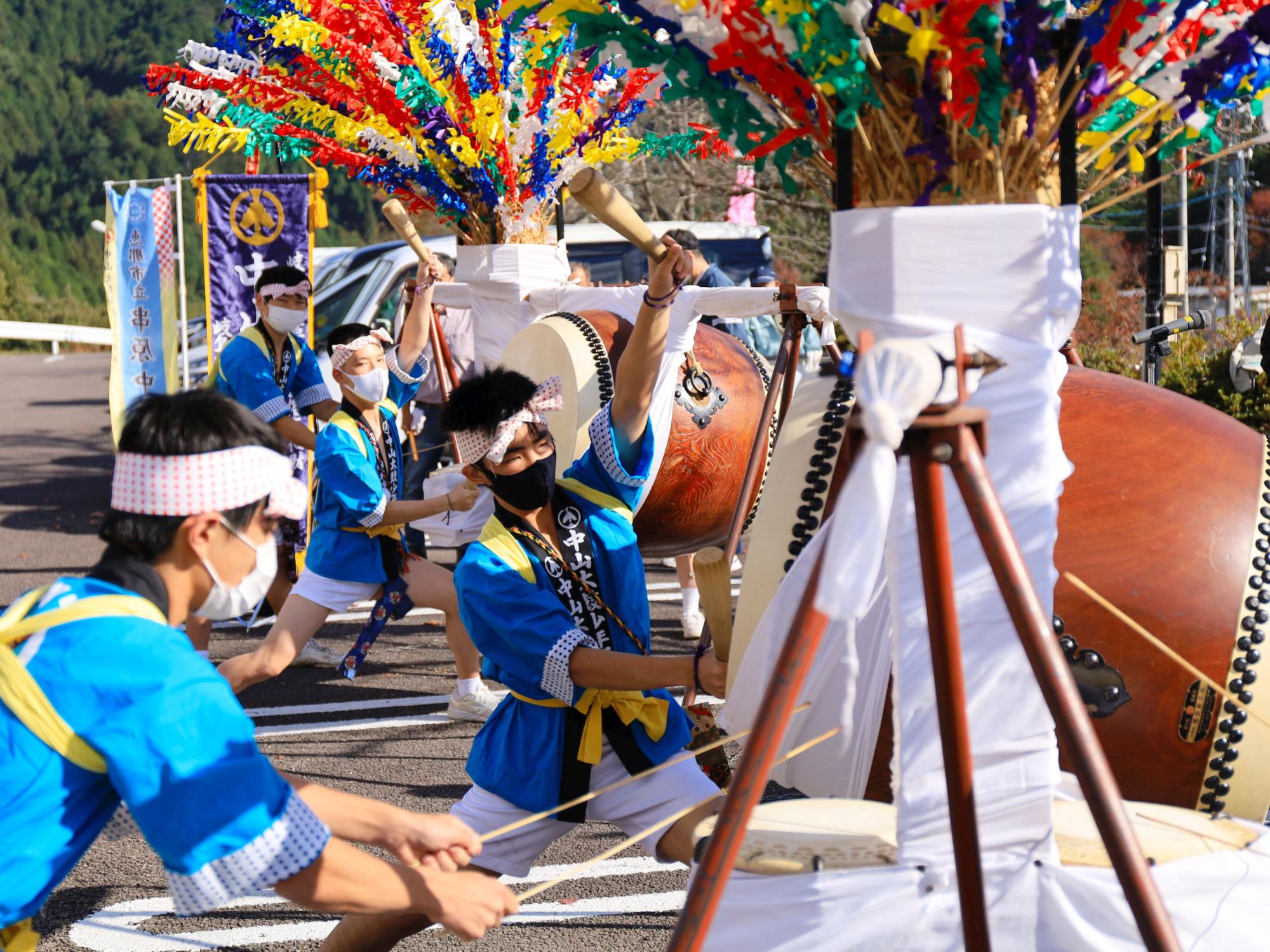 中山太鼓を披露する串原中学校生徒