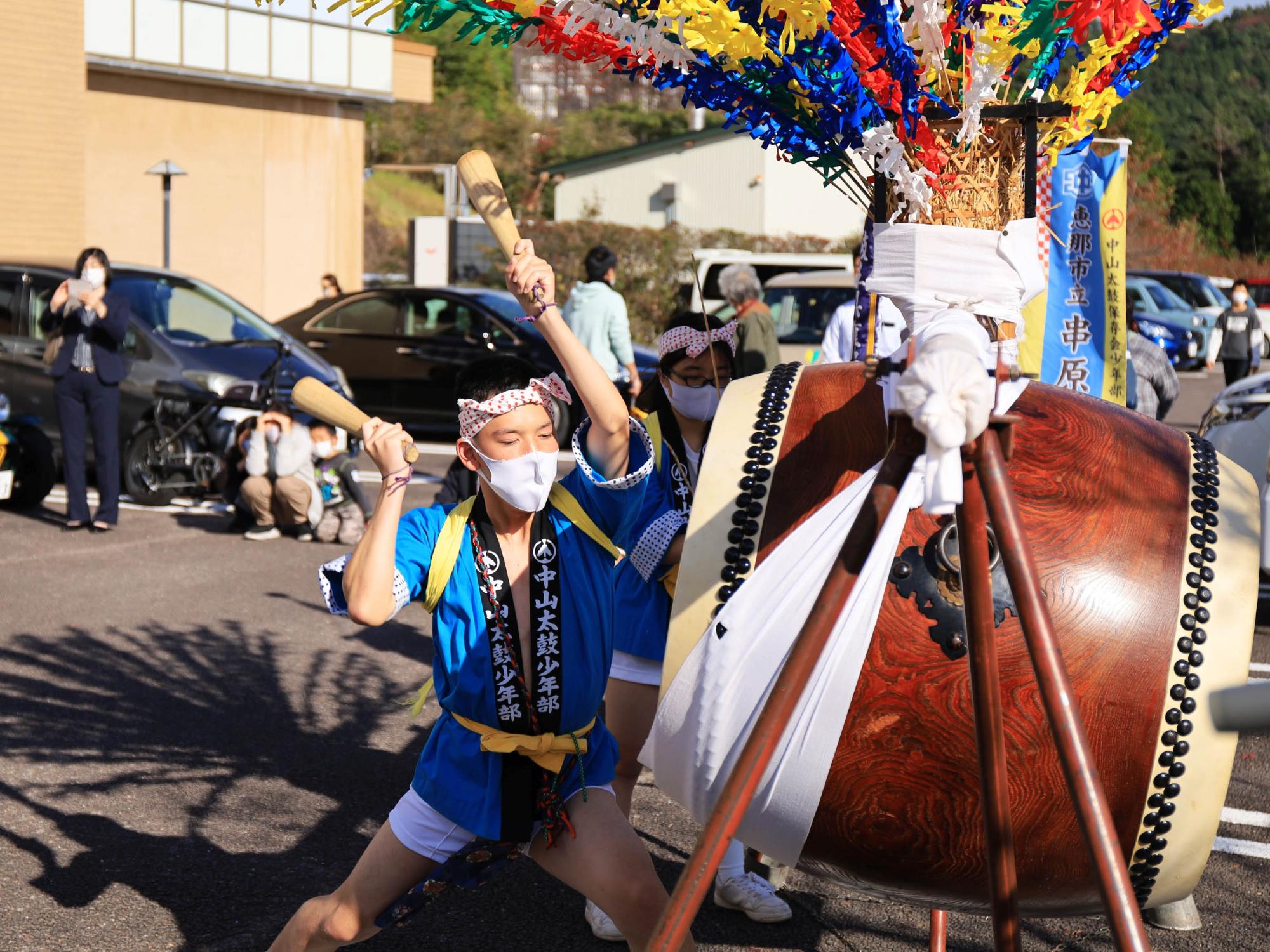 中山太鼓を披露する串原中学校生徒