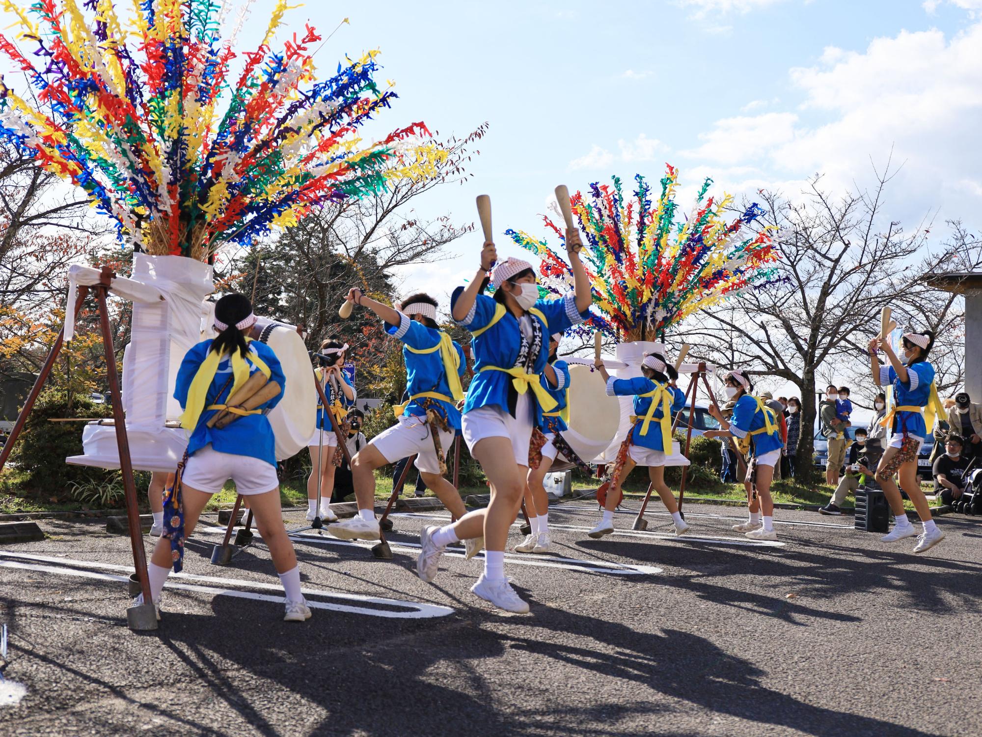 中山太鼓を披露する串原中学校生徒