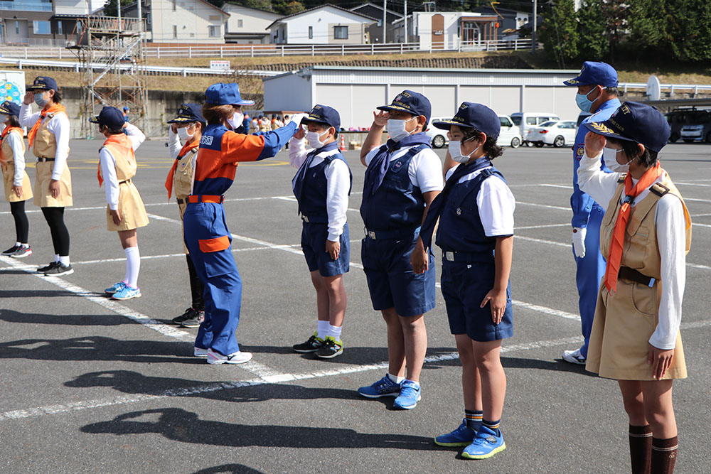 規律訓練を受ける少年消防隊