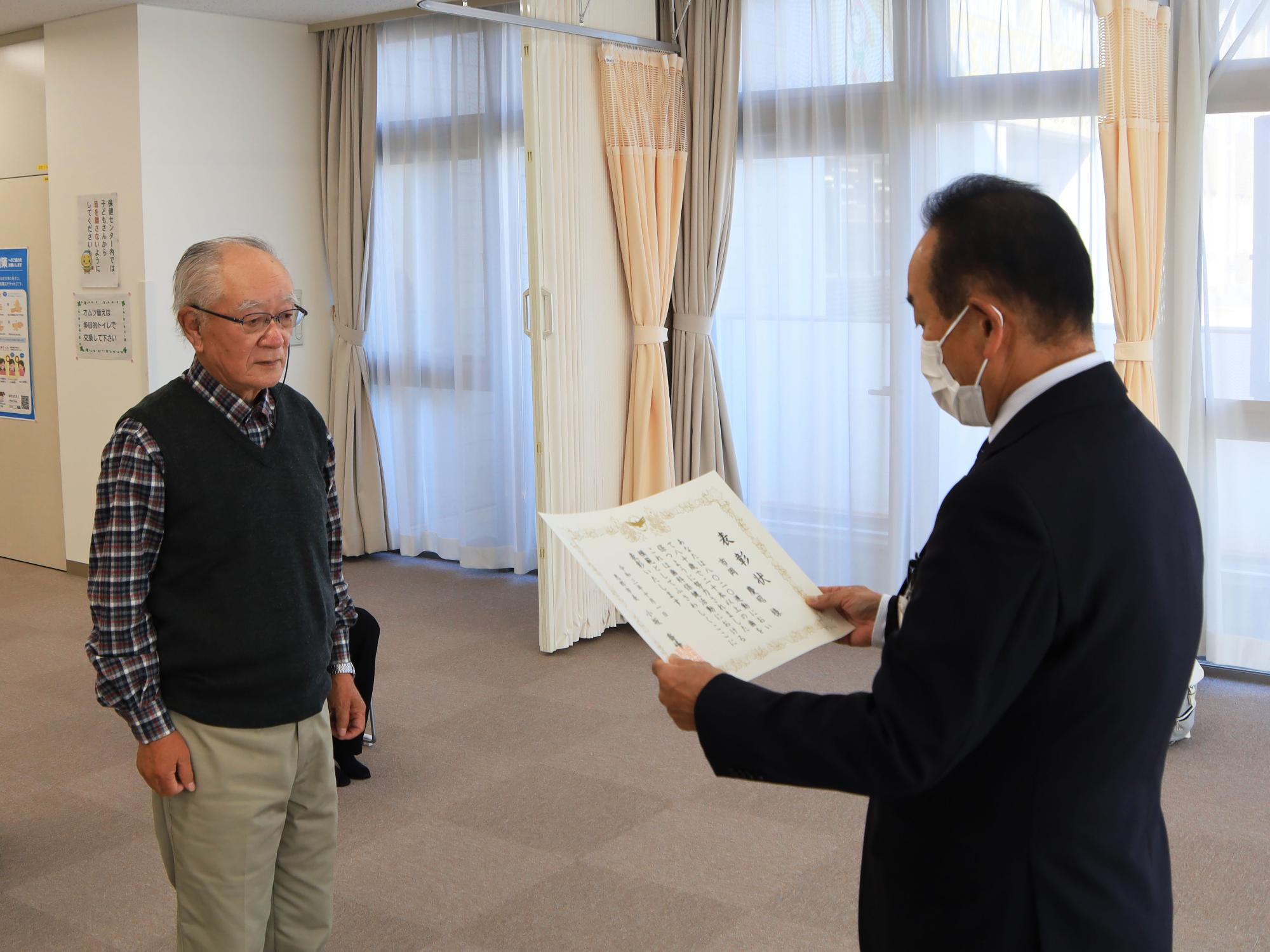 表彰状を受け取る8020達成者