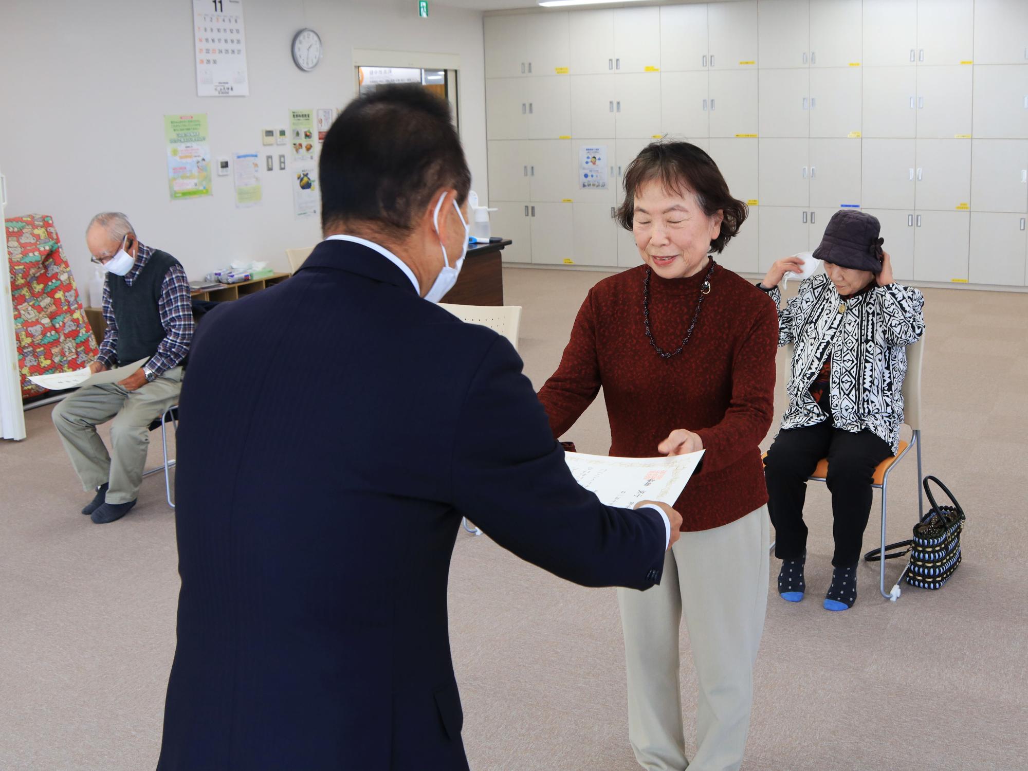 表彰状を受け取る8020達成者