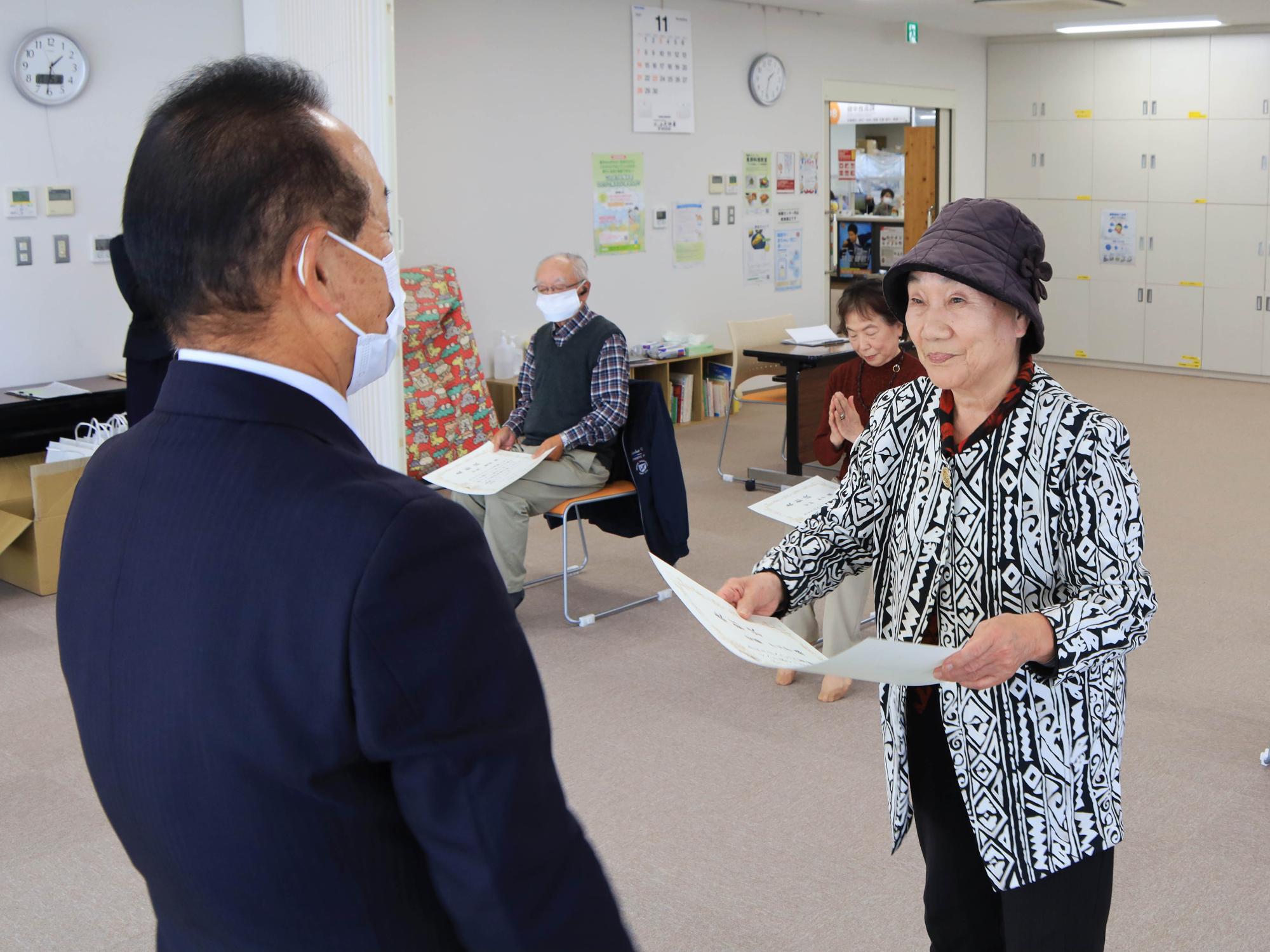 表彰状を受け取る8020達成者