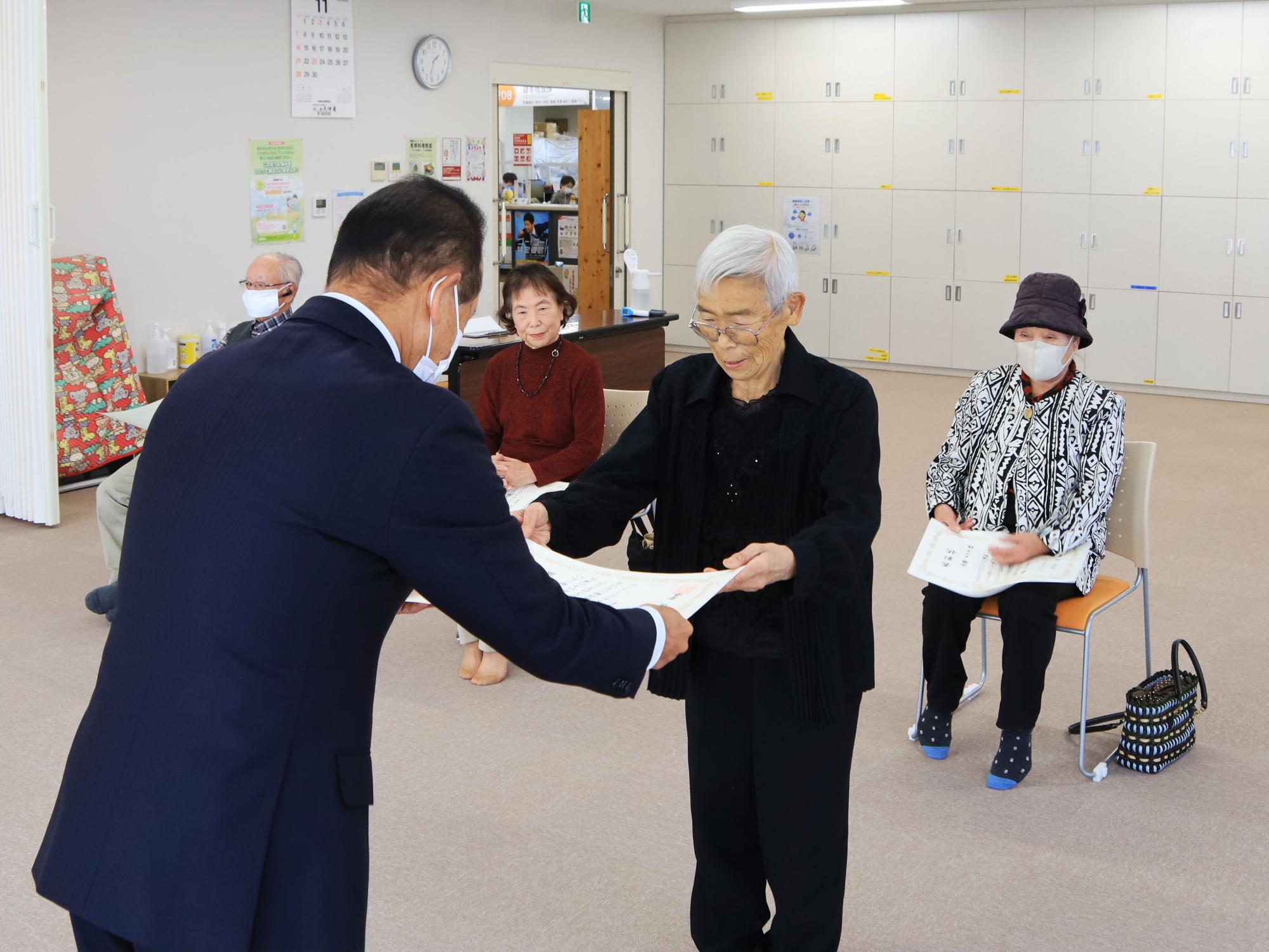 表彰状を受け取る8020達成者