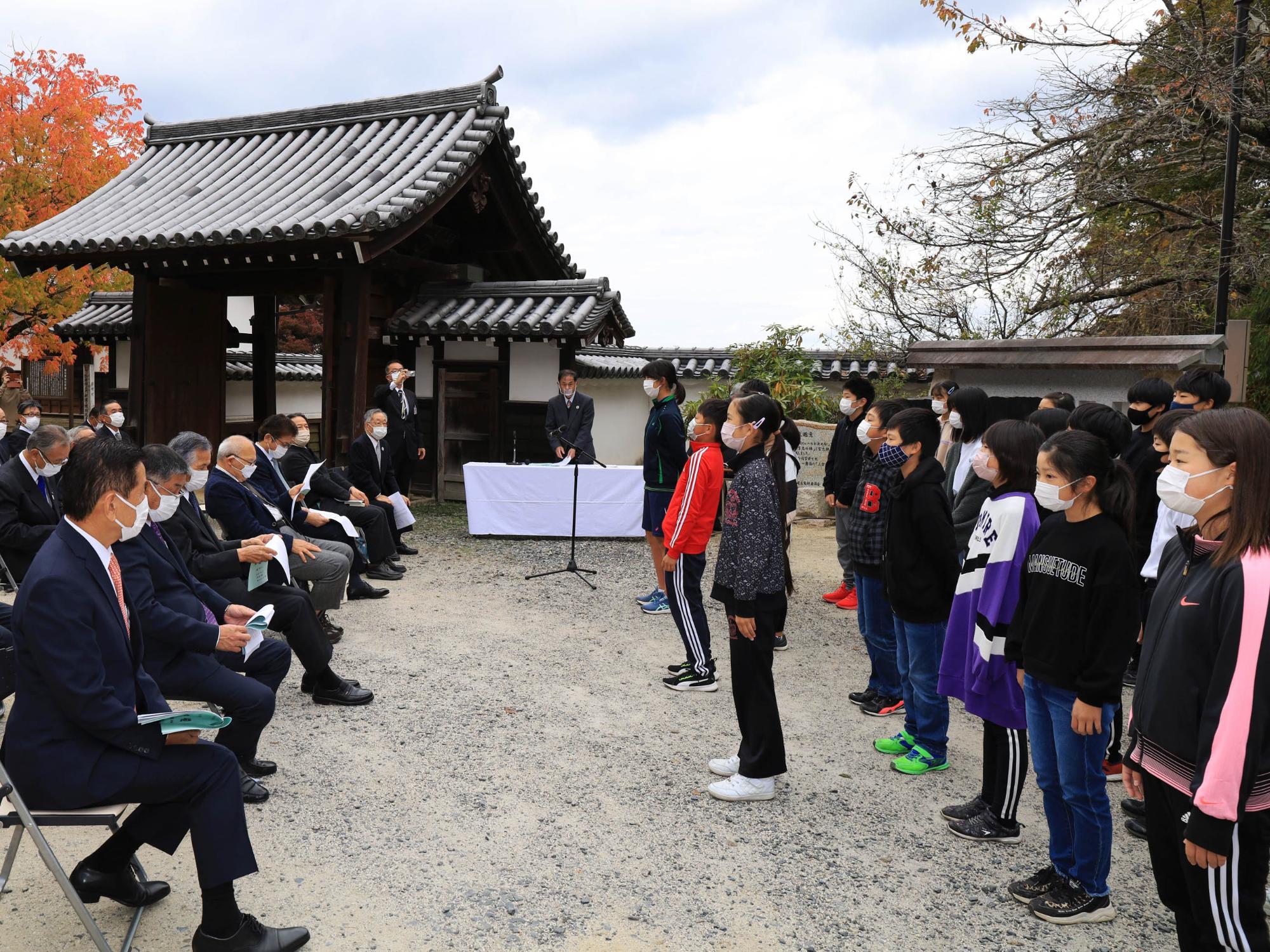 群読を発表する岩邑小学校6年生