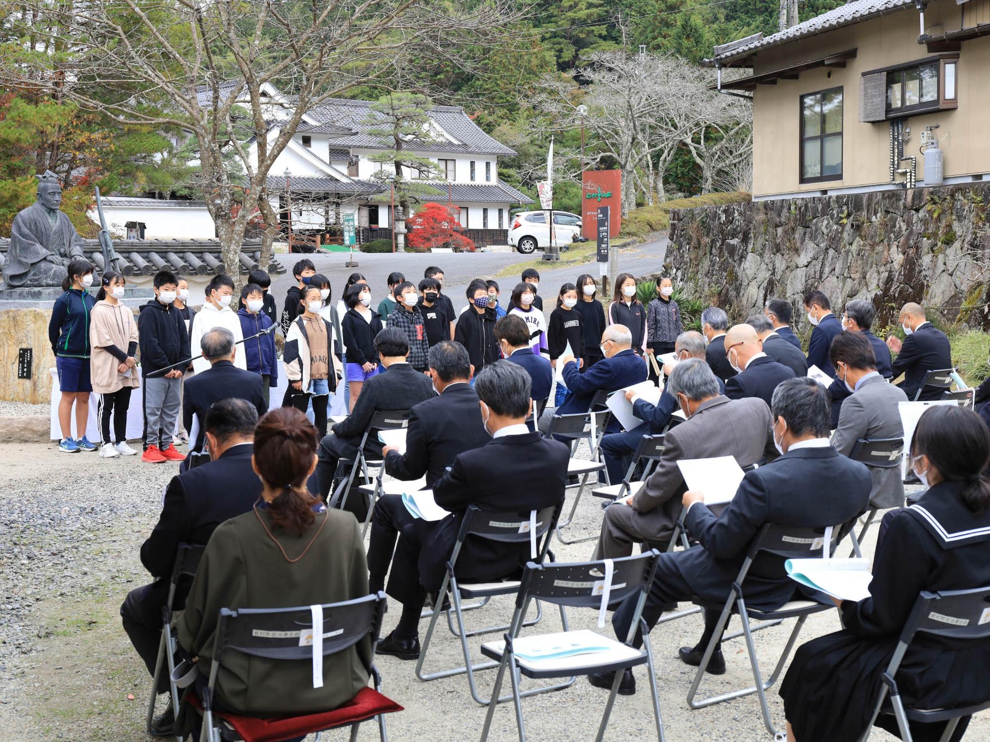 群読を発表する岩邑小学校6年生