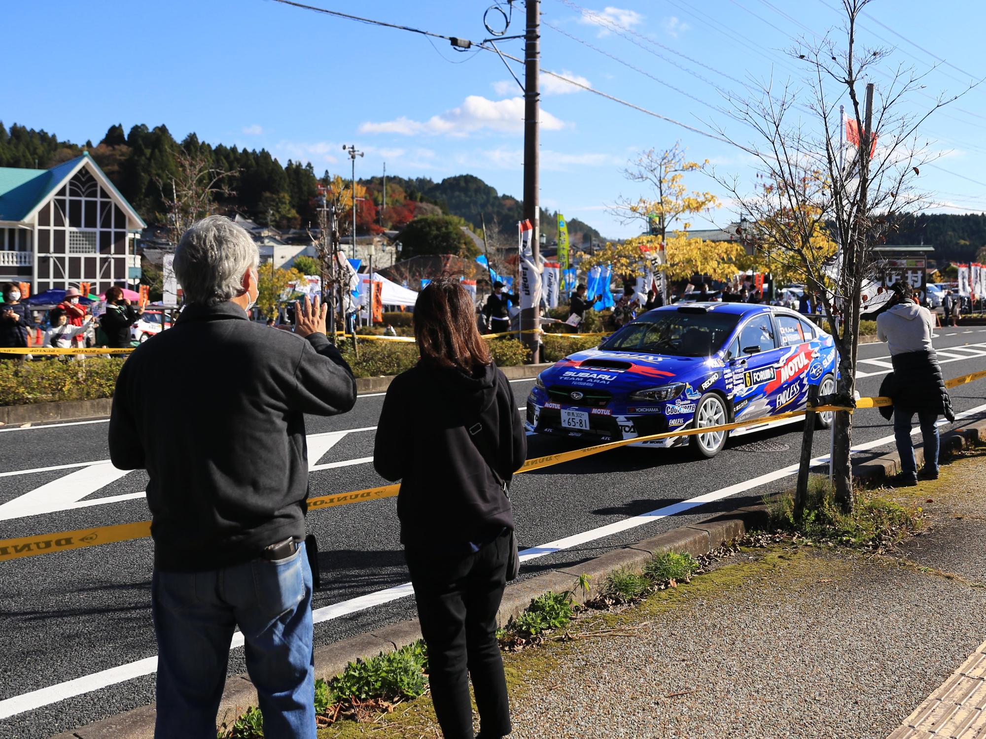 ラリーカーを沿道から応援