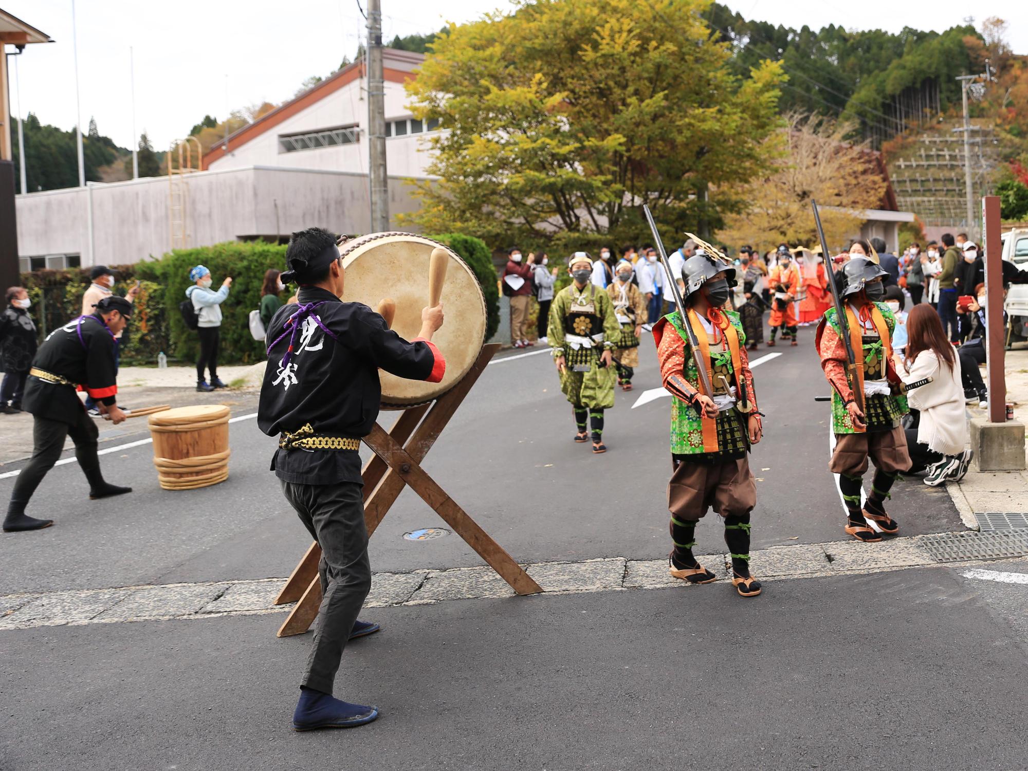 町内を練り歩く武将行列