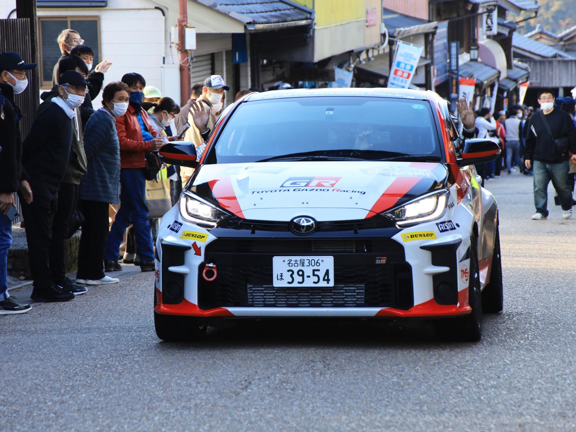 城下町を通過するラリーカー