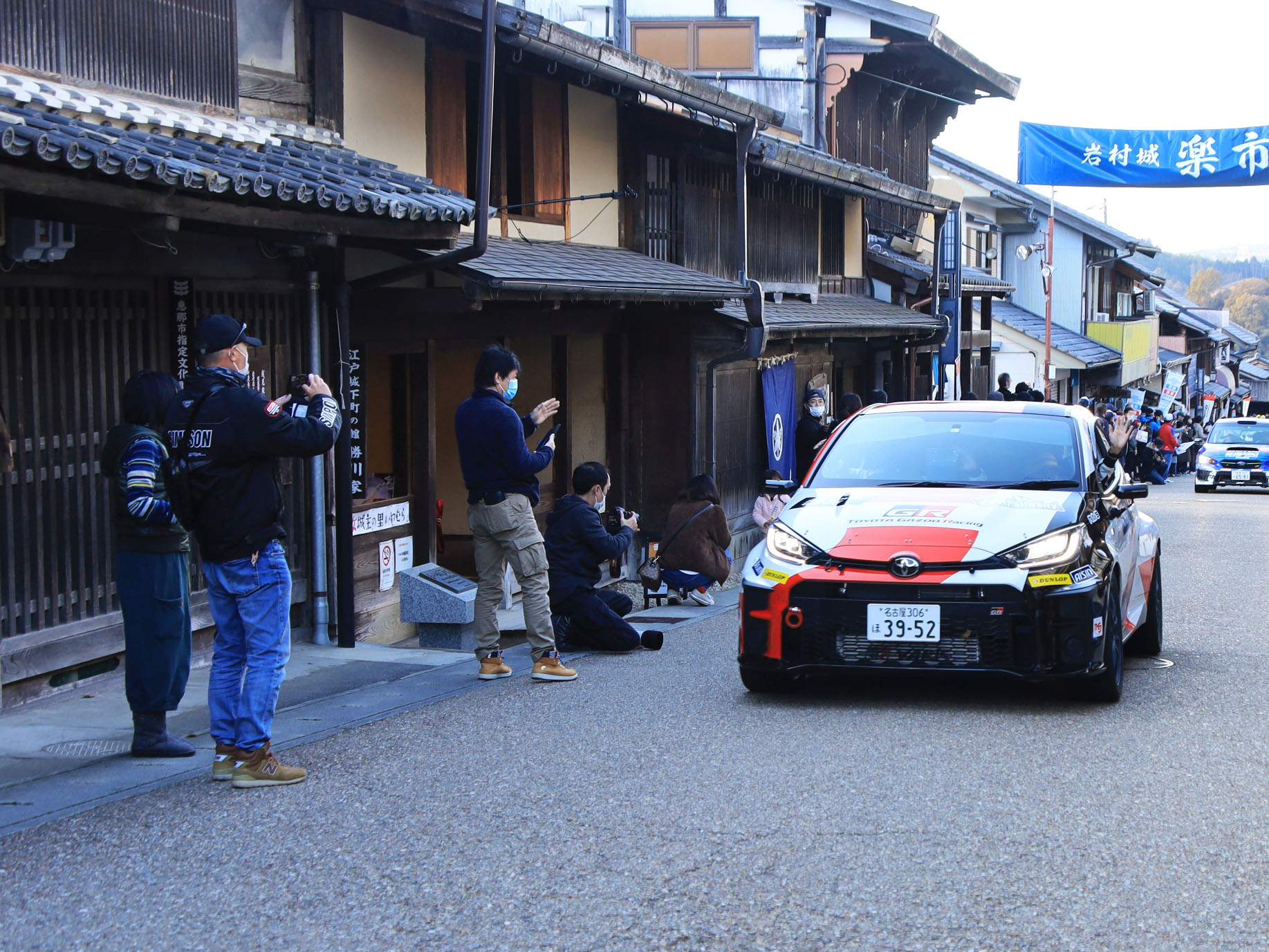 城下町を通過するラリーカー