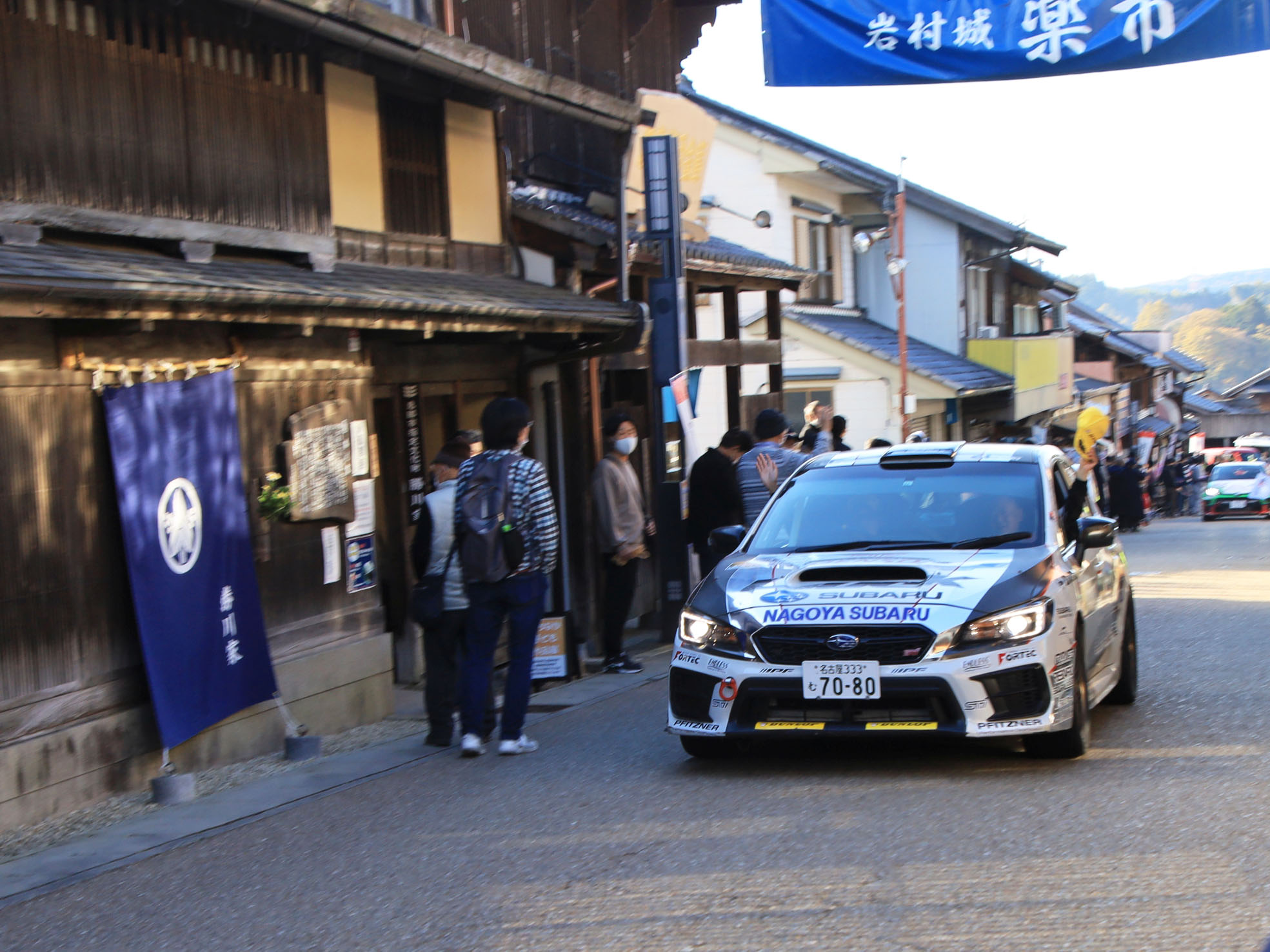 城下町を通過するラリーカー