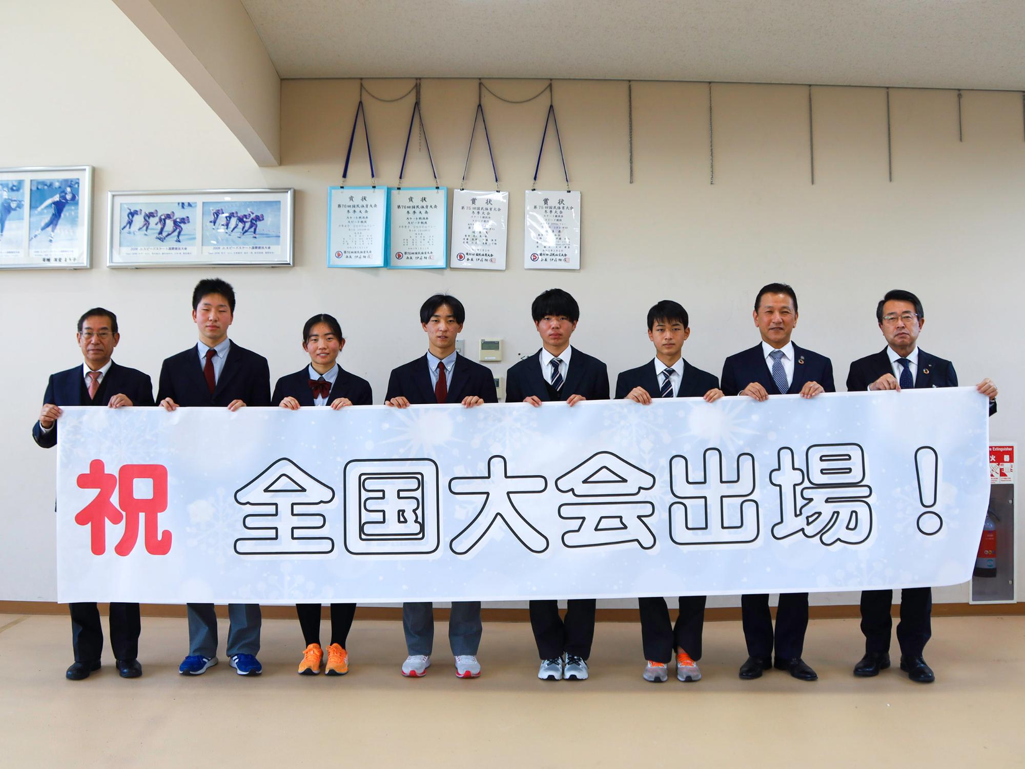 選手と関係者ら