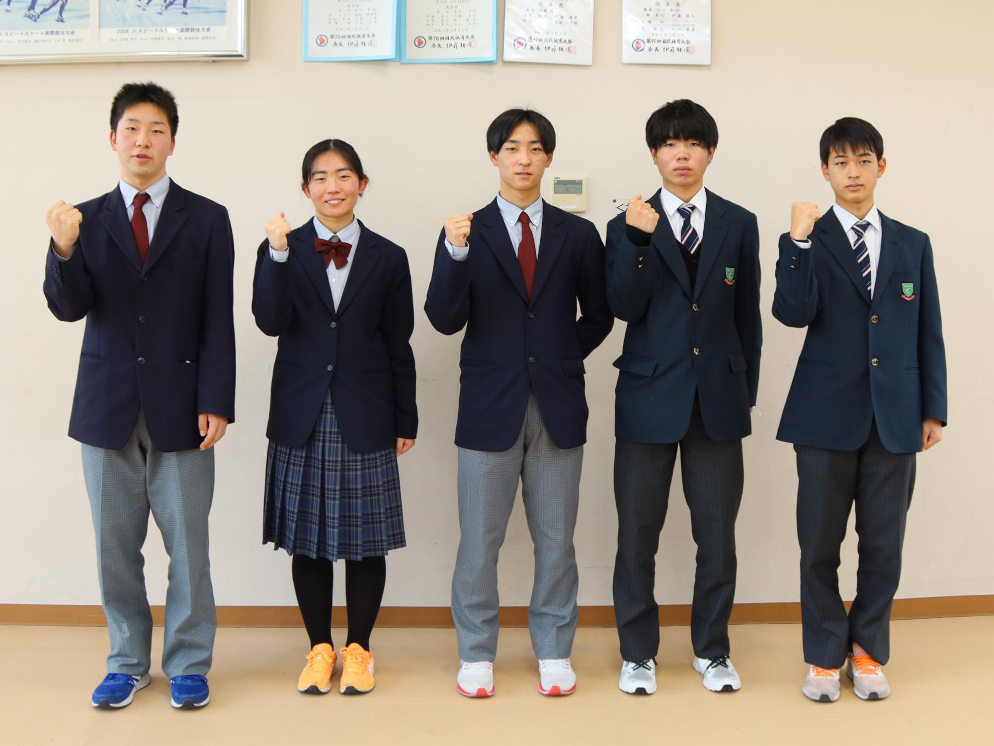 ガッツポーズをする5選手
