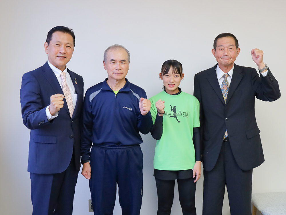 全国大会に出場する林孝治さん（左から2番目）と山田舞子さん（左から3番目）