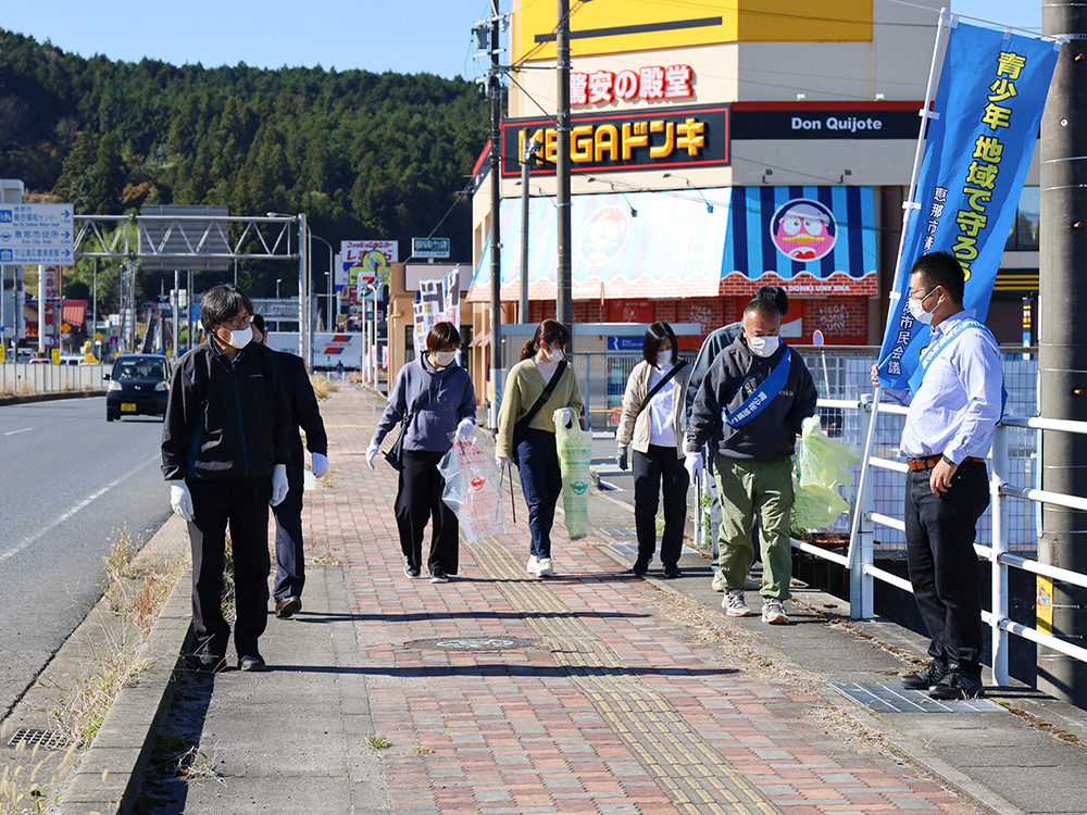 国道19号沿いの歩道で清掃活動