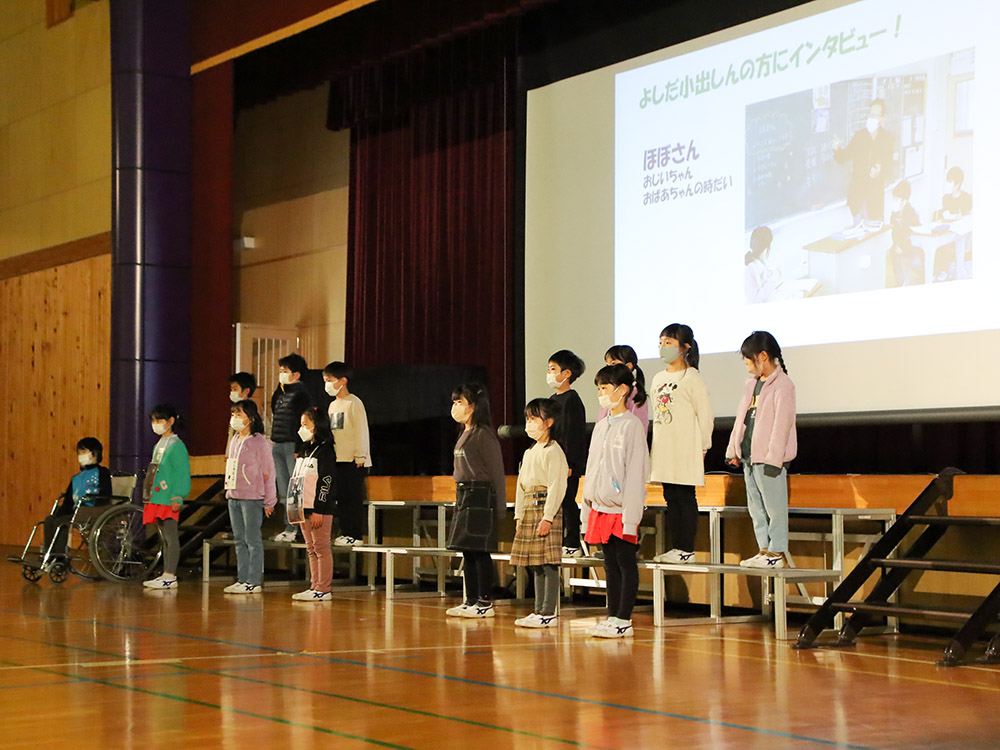 地域の方に吉田小学校について学んだことを発表する2年生