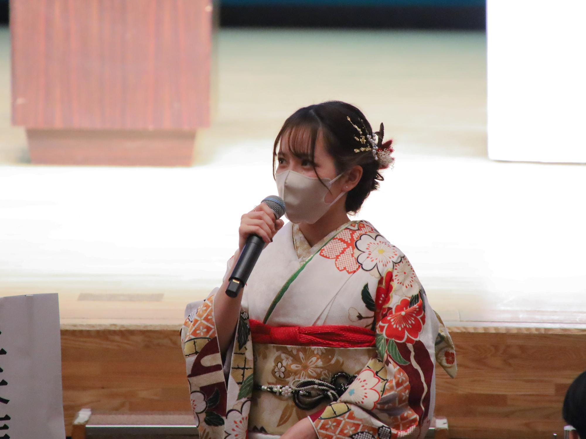 「20歳の思い出」を話した塚田ひよりさん