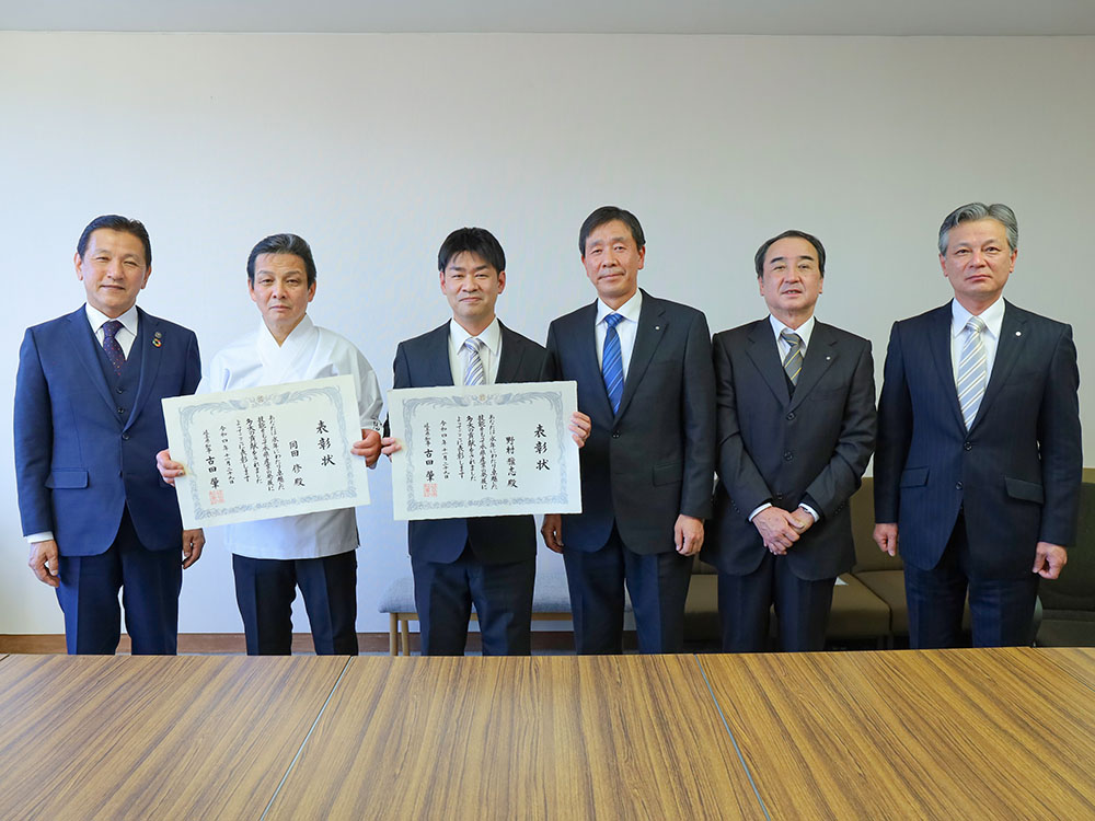 県知事表彰を受賞した岡田さん（左から2番目）、野村さん（左から3番目）