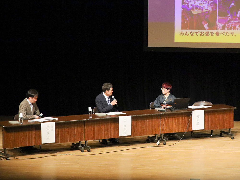 有限会社トマトの鈴村さんに質問する石原良純さん