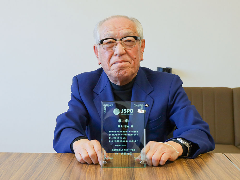 表彰の盾を持つ阪上さん