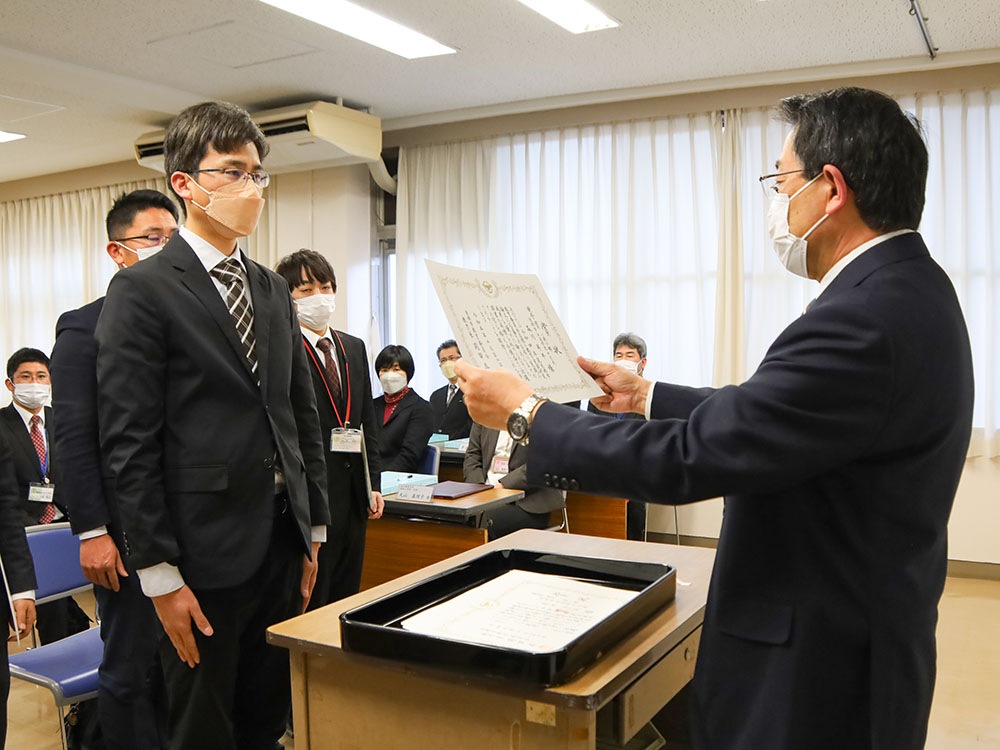 表彰状を受ける恵那東中学校の森川教諭