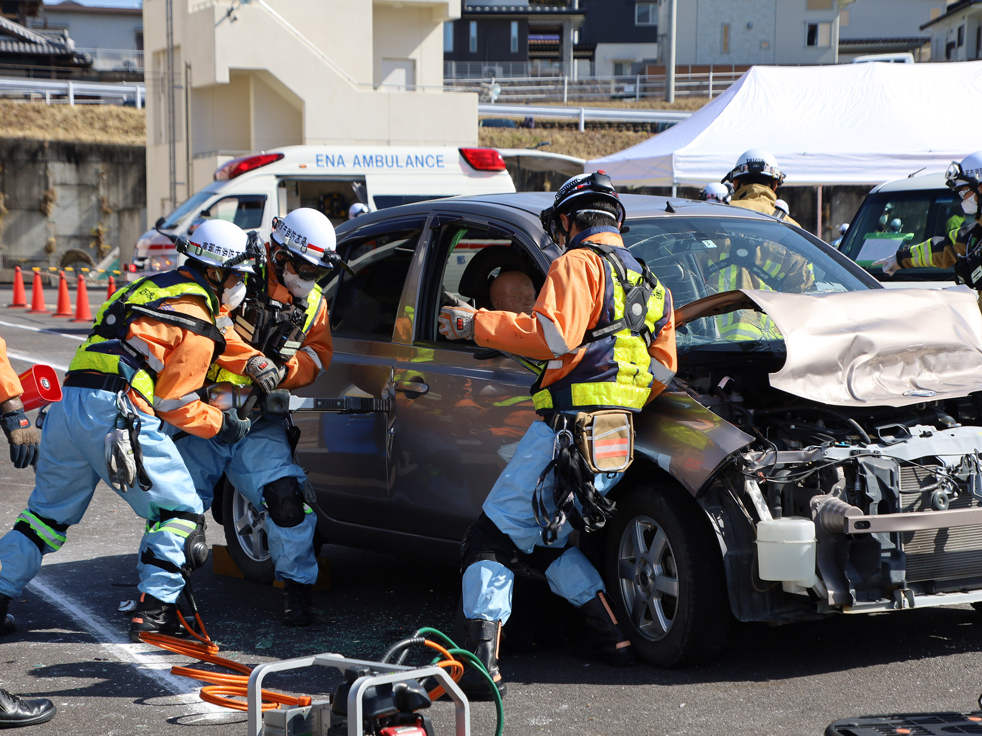 事故車両のドアをこじ開ける