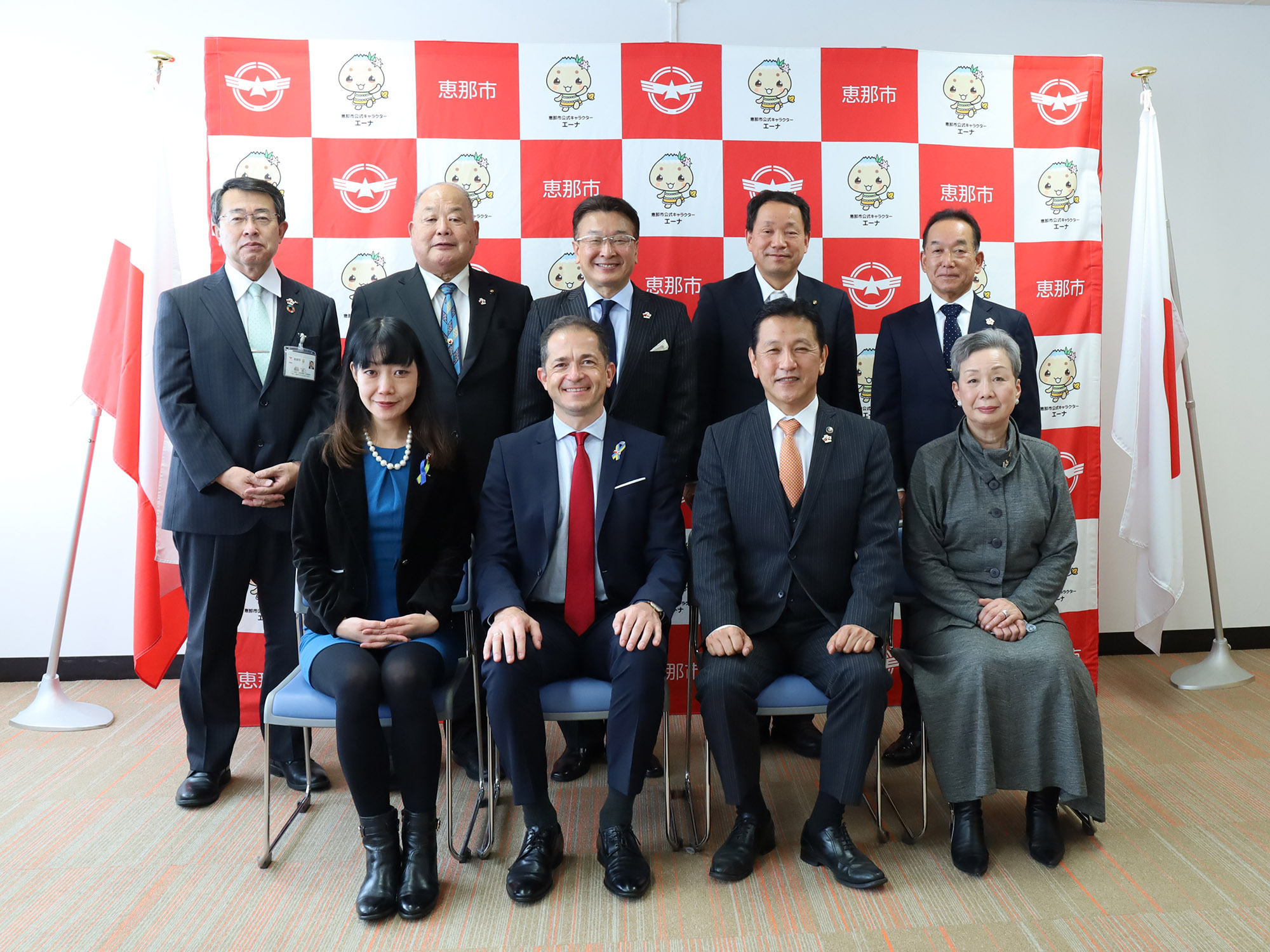 関係者との記念撮影
