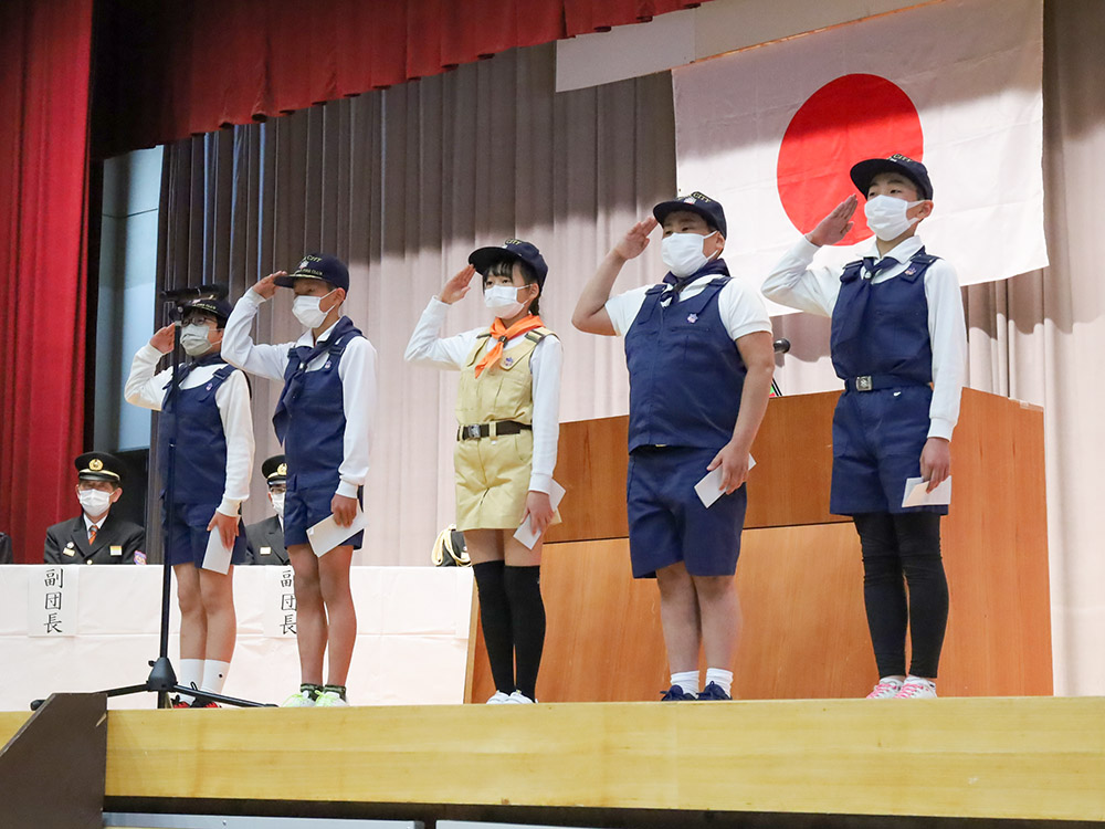 りりしく敬礼