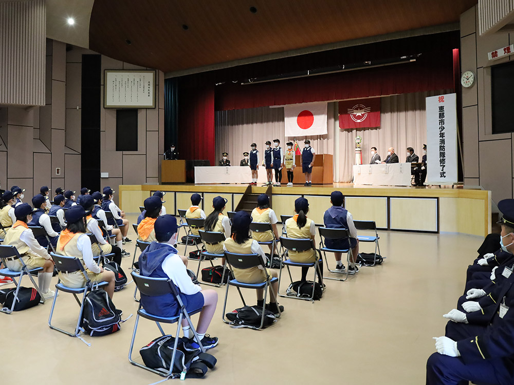 修了式で活動報告をする少年消防隊