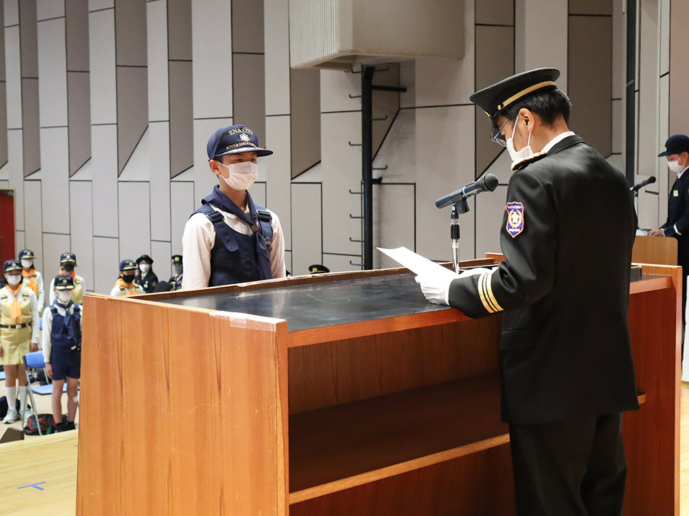 修了証を授与される少年消防隊