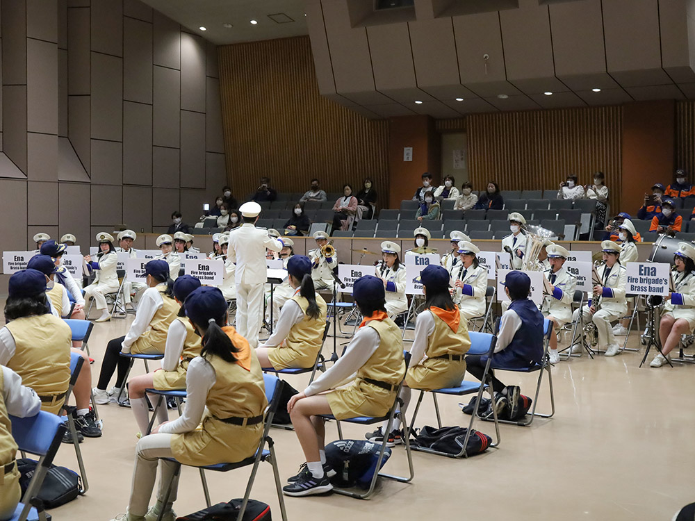消防音楽隊から少年消防隊へ音楽を送る