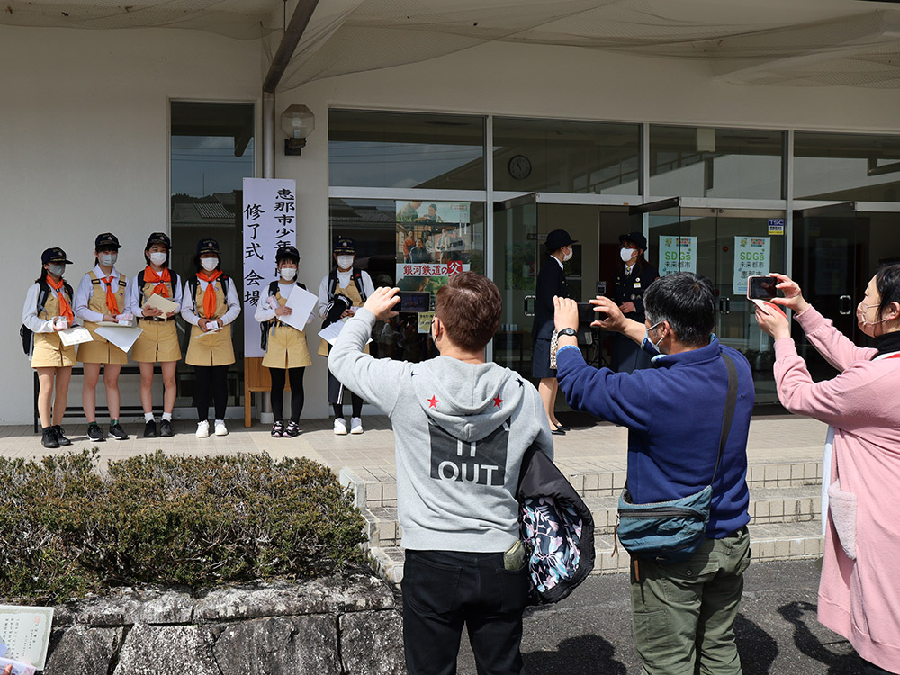 修了証を手に記念撮影