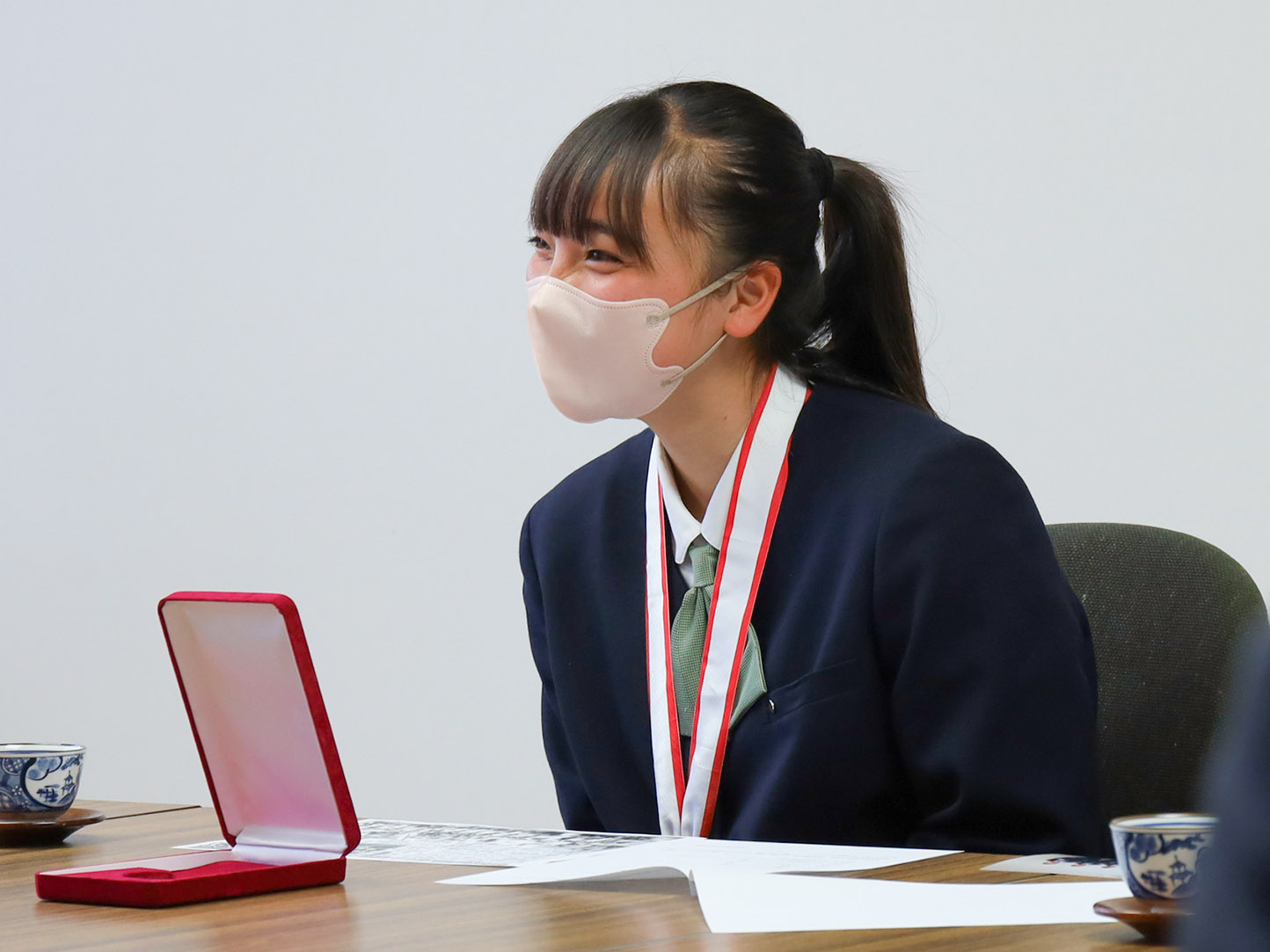 笑顔で談笑する柘植さん