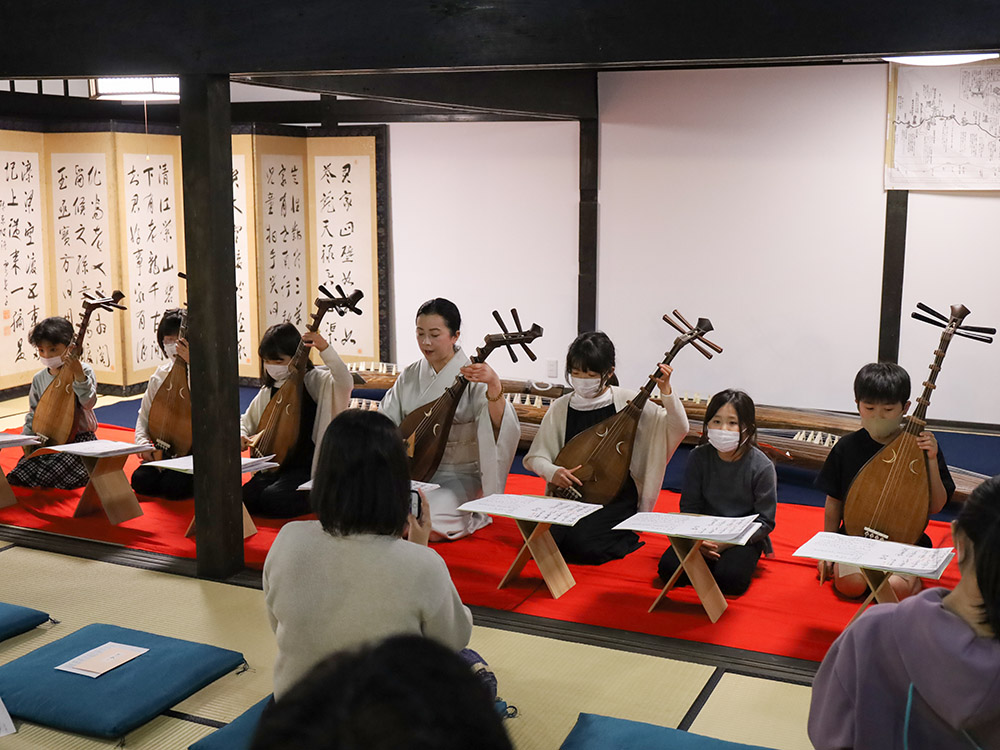 琵琶を演奏する子どもたち