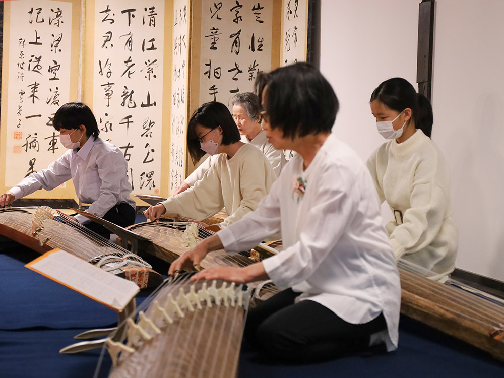 大井小学校の児童が箏を披露