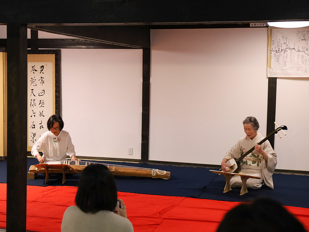 箏を弾く田内さんと三弦を弾く古山さん