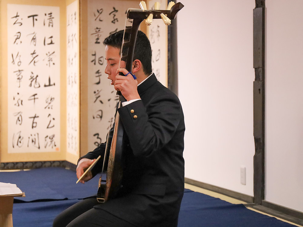 琵琶を弾く酒井自然さん