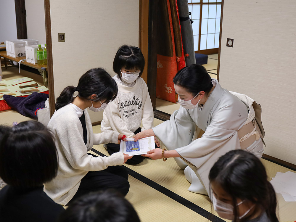 特に頑張った受講生へ表彰状を送る旭泉さん