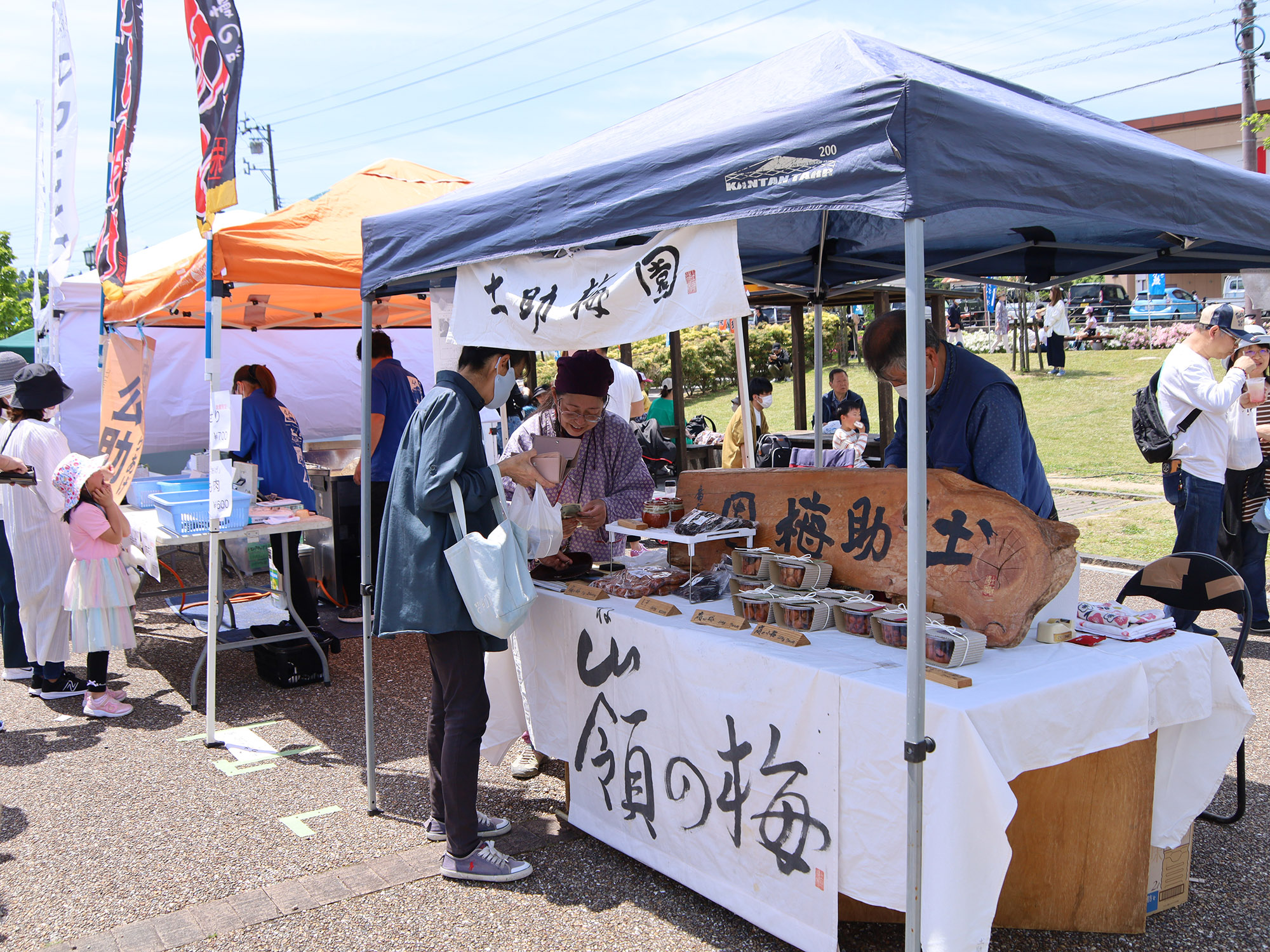 屋台が並ぶ
