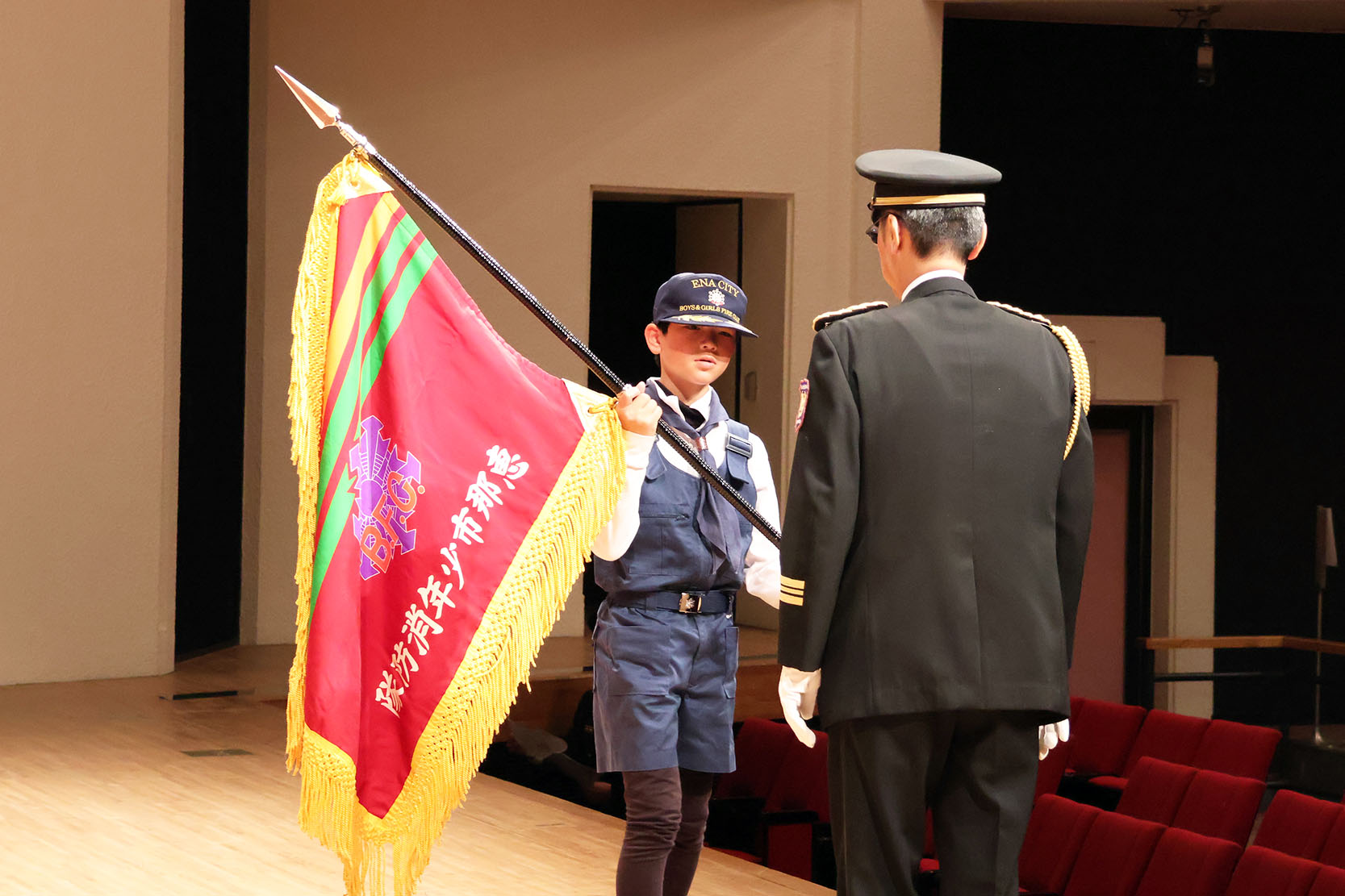 隊旗を受け取る鈴木隊長