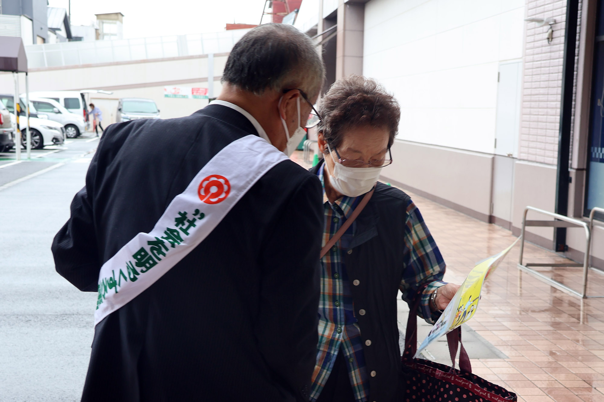 啓発用品を配る岡庭会長