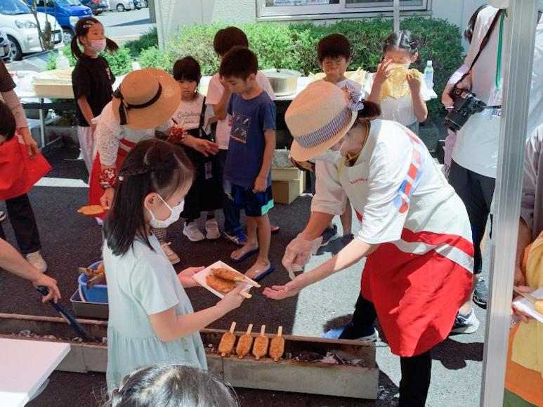 五平餅をもらう