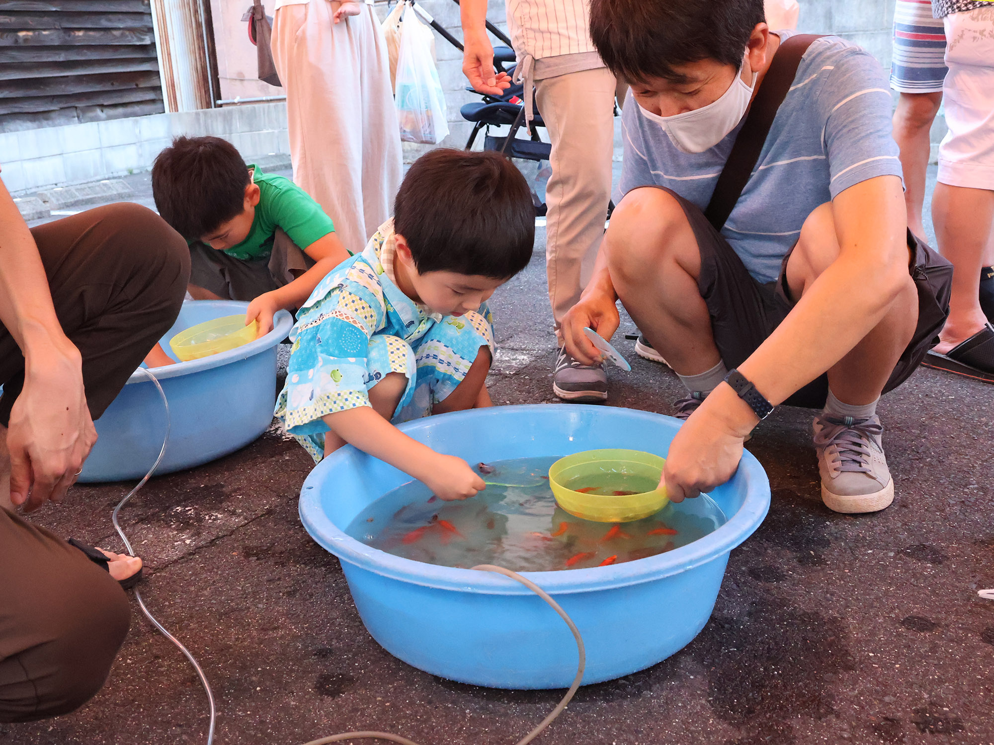商店街金魚すくい